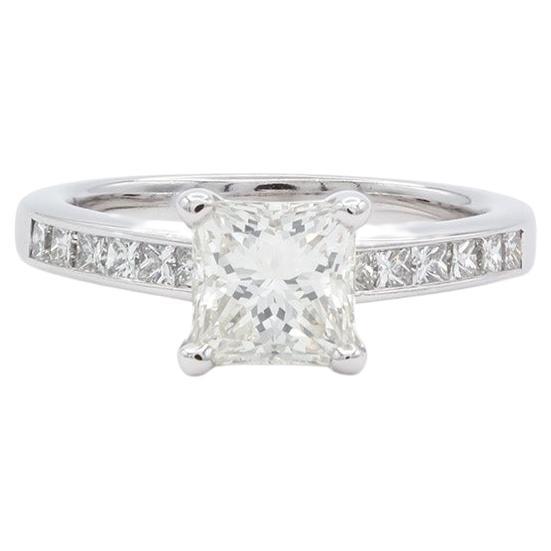 Bague de fiançailles solitaire en diamant taille princesse certifié GIA de 1,29 carat poids total J/SI2 en vente