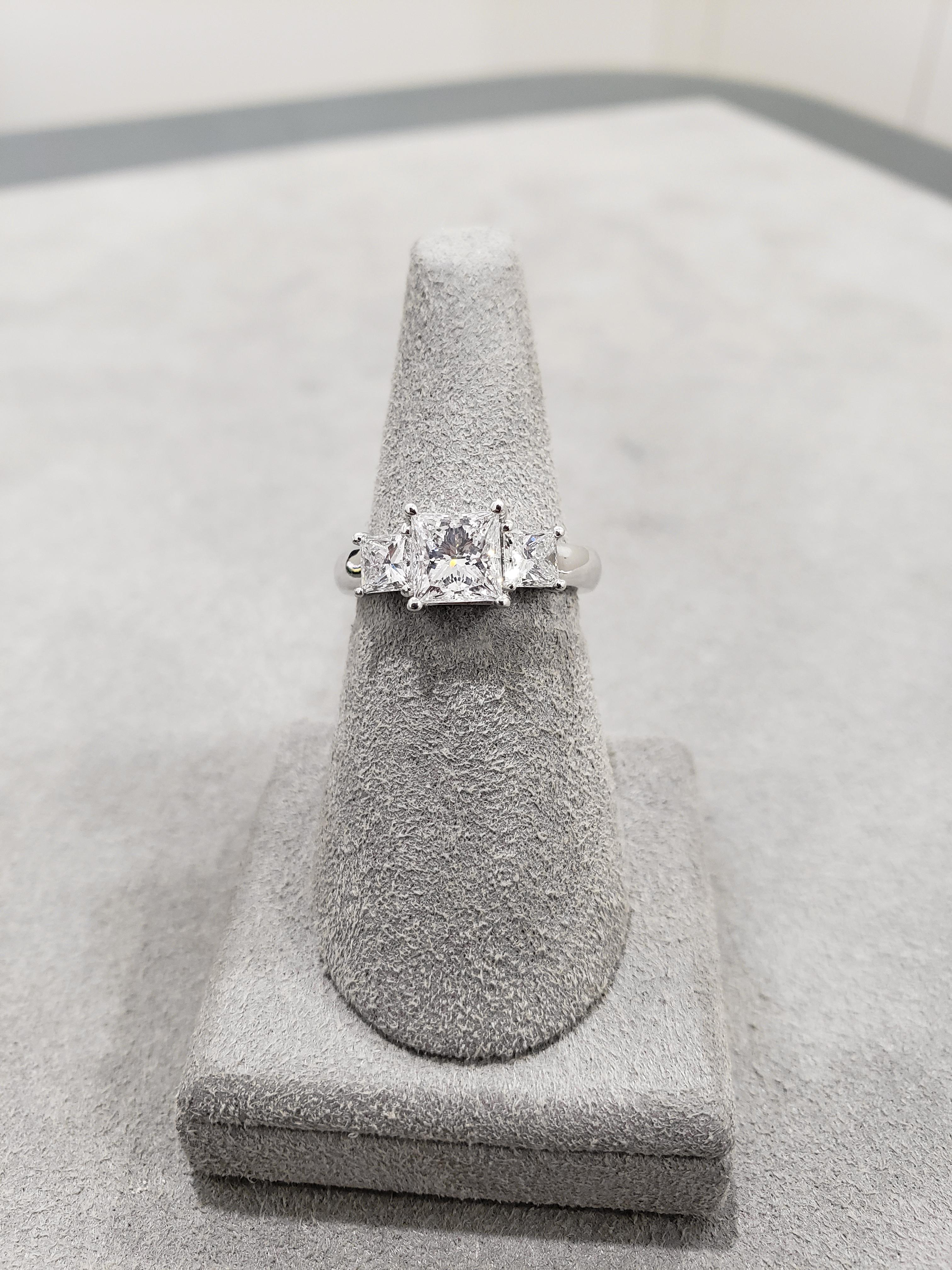 Verlobungsring mit drei Steinen, GIA-zertifizierter 1.04 Karat Diamant im Prinzessinnenschliff im Zustand „Neu“ im Angebot in New York, NY