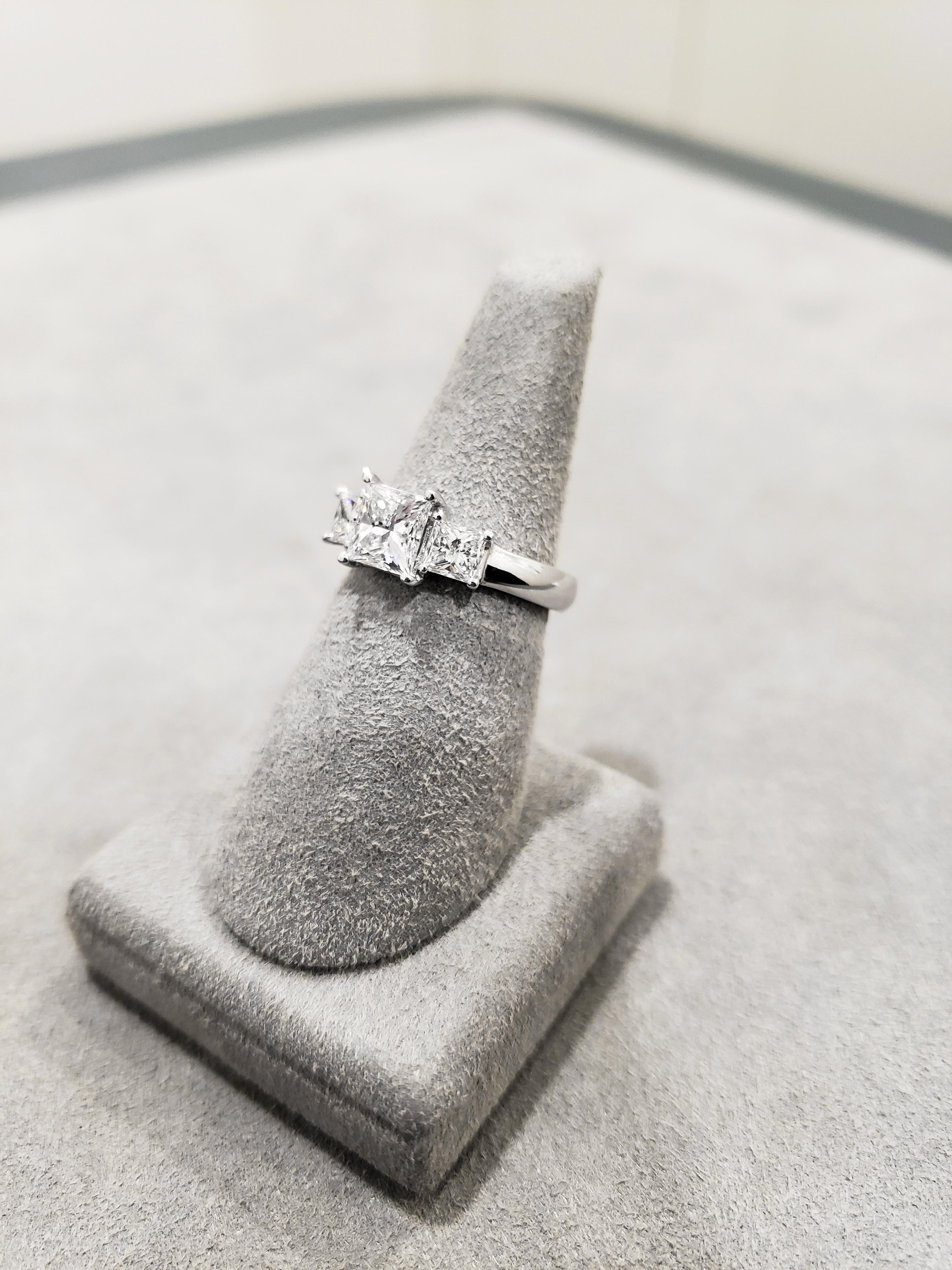 Verlobungsring mit drei Steinen, GIA-zertifizierter 1.04 Karat Diamant im Prinzessinnenschliff Damen im Angebot