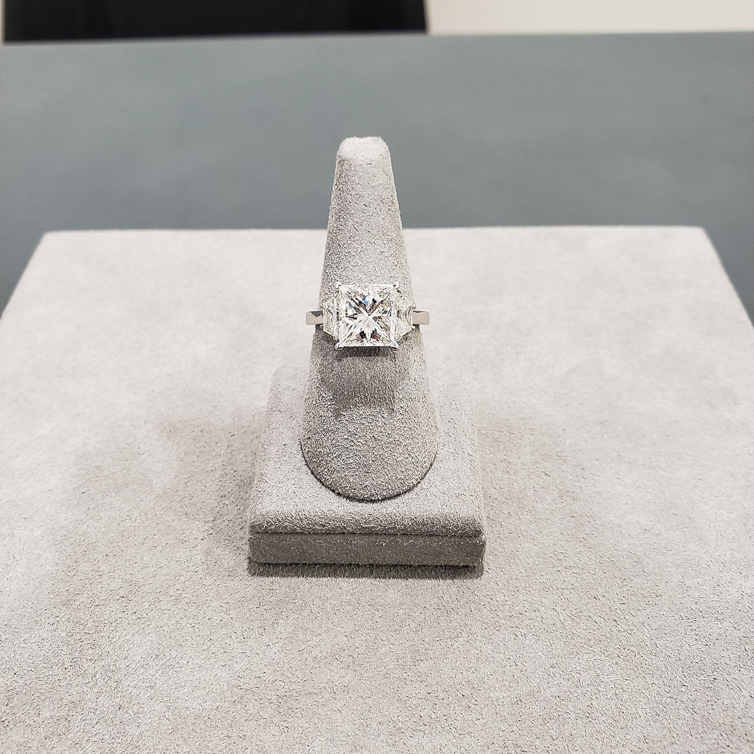 Roman Malakov, Verlobungsring mit drei Steinen, GIA-zertifizierter Diamant im Prinzessinnenschliff (Carréschliff) im Angebot