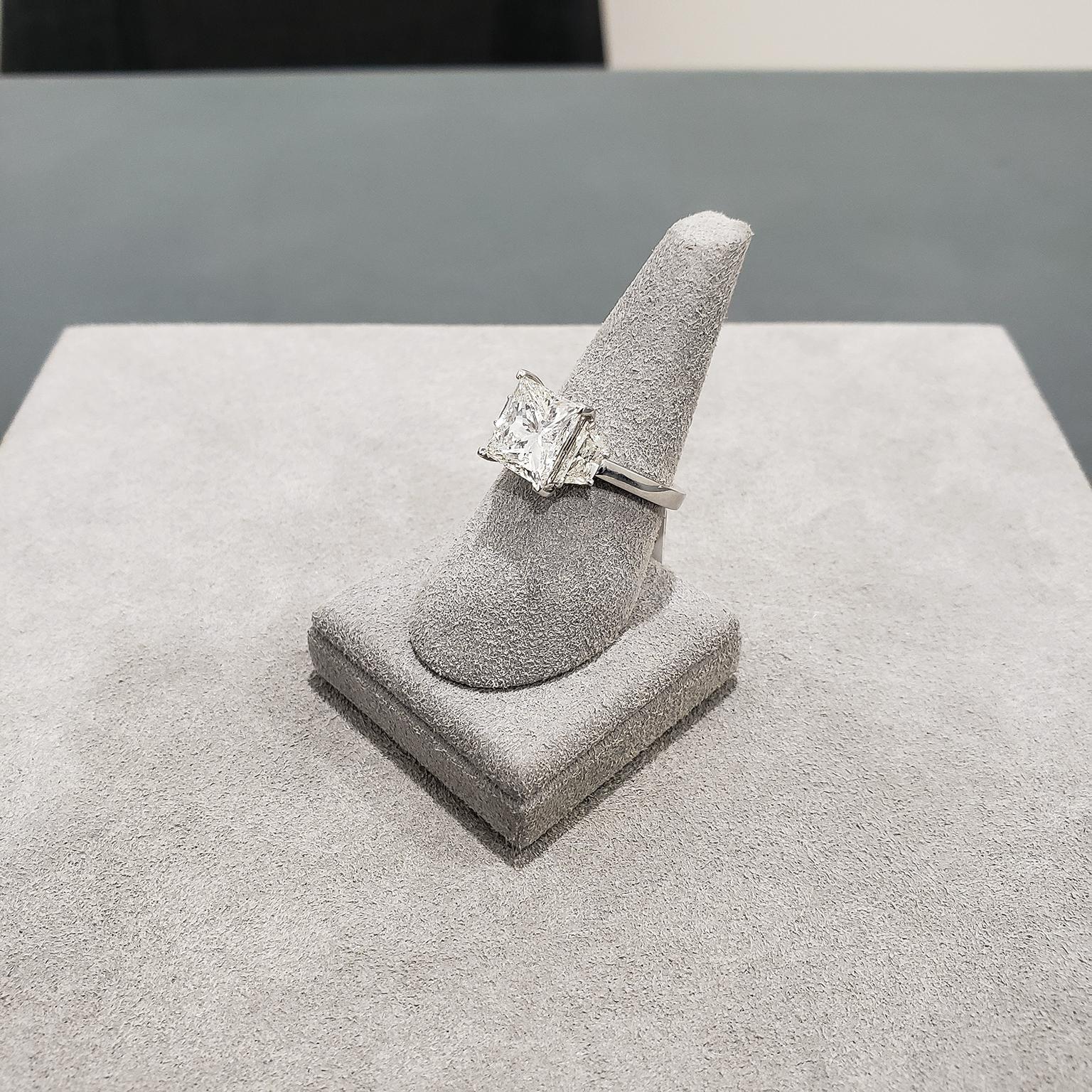 Roman Malakov, Verlobungsring mit drei Steinen, GIA-zertifizierter Diamant im Prinzessinnenschliff im Zustand „Neu“ im Angebot in New York, NY