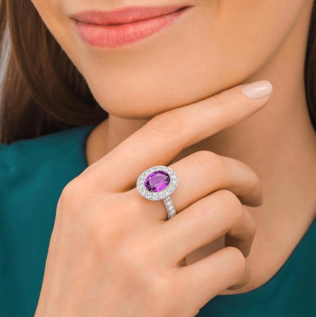 Anillo de compromiso de zafiro púrpura y diamante certificado por el GIA en platino Corte oval en venta