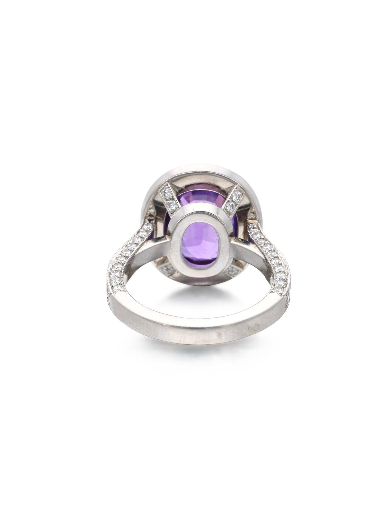 Bague de fiançailles en saphir violet et diamant en platine certifiée GIA en vente 1