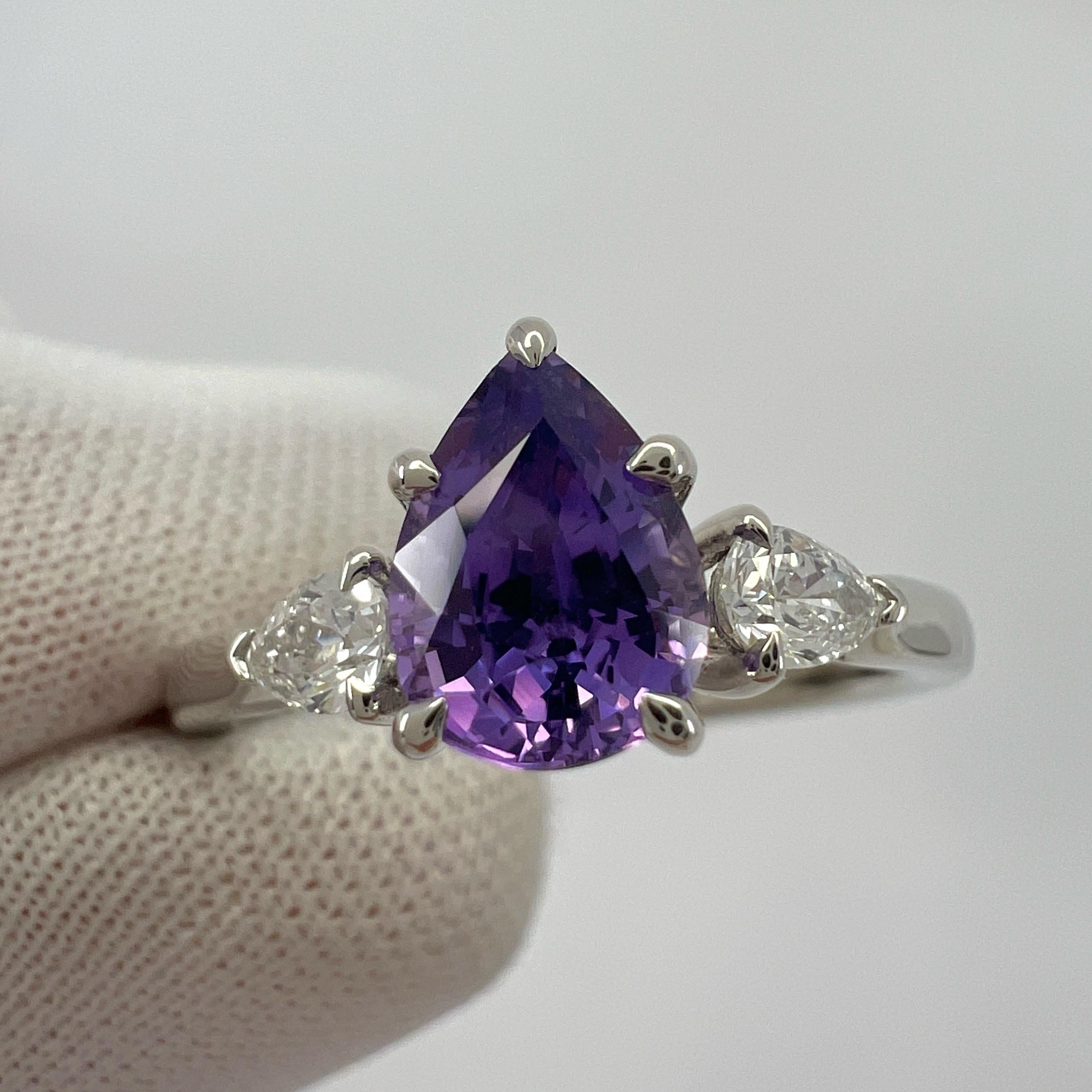 Bague à trois pierres en or blanc 18 carats, saphir violet et diamant certifié GIA en vente 5