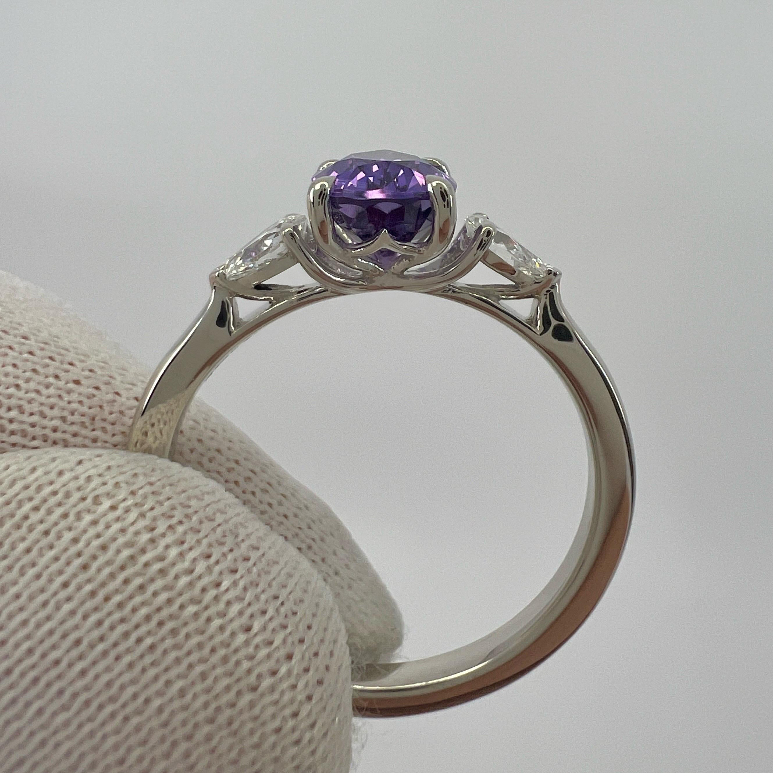 Bague à trois pierres en or blanc 18 carats, saphir violet et diamant certifié GIA en vente 6