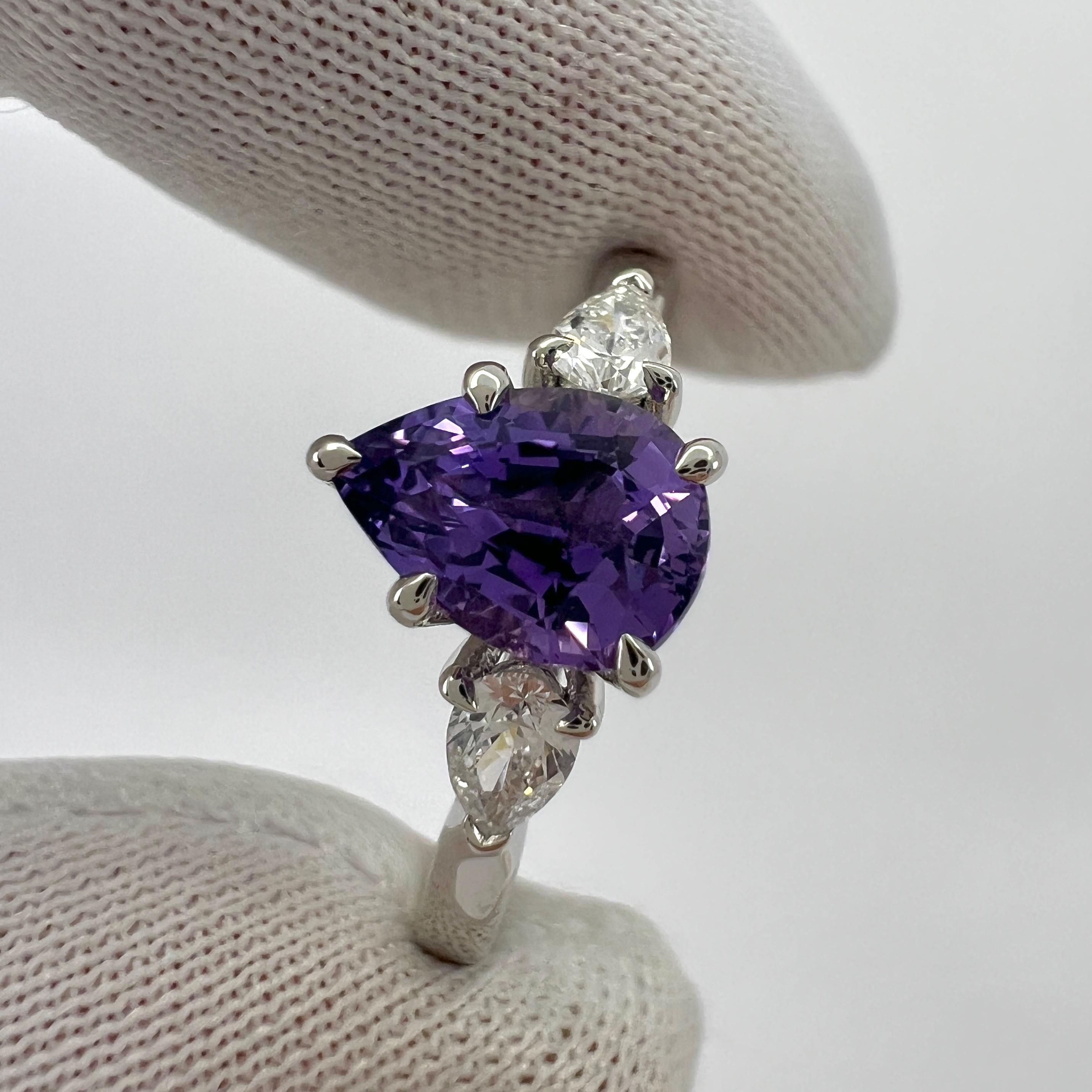 Bague à trois pierres en or blanc 18 carats, saphir violet et diamant certifié GIA en vente 3