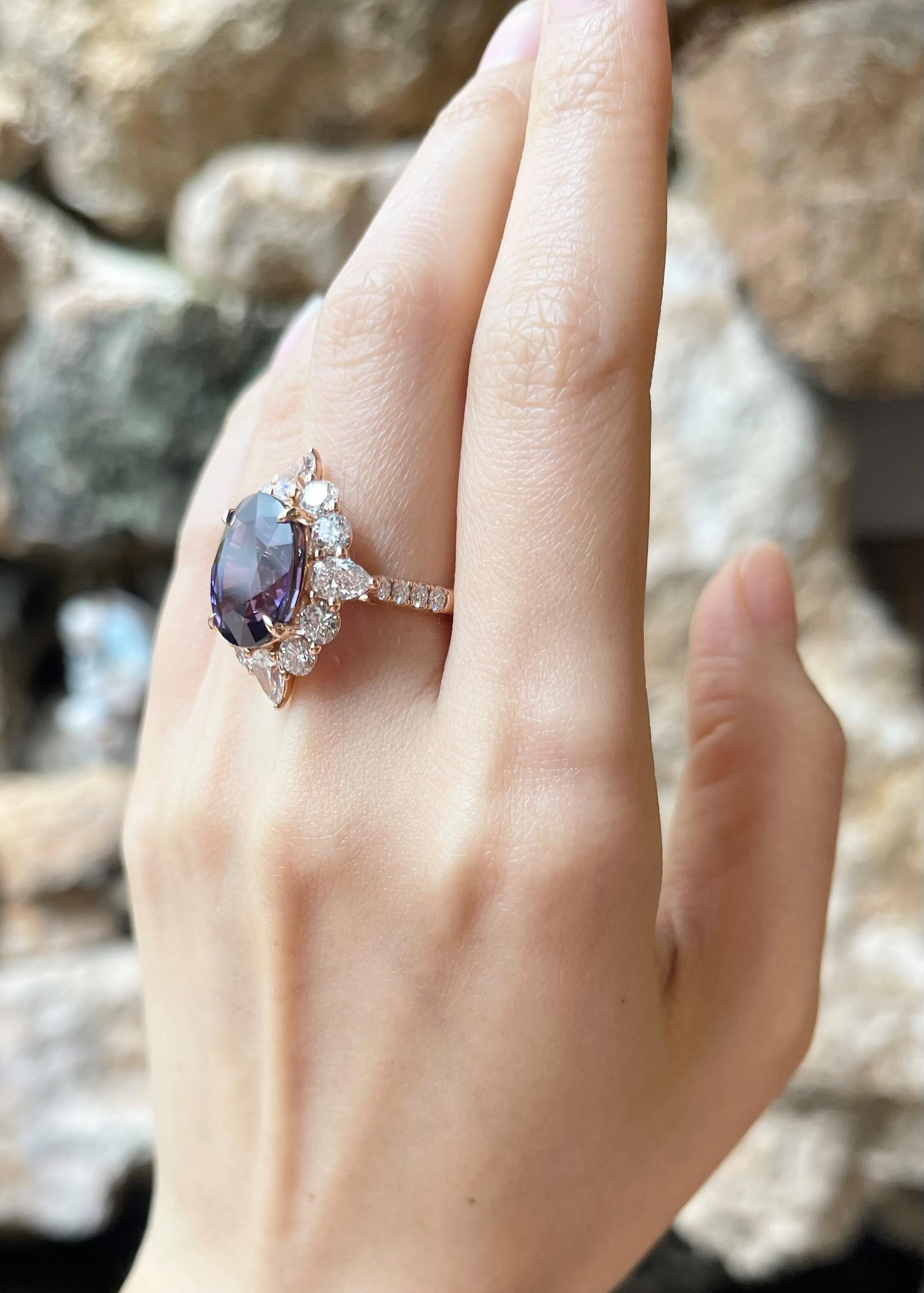 GIA Certified Purple Sapphire with Diamond Ring set in 18K Rose Gold Settings In New Condition For Sale In Bangkok, TH