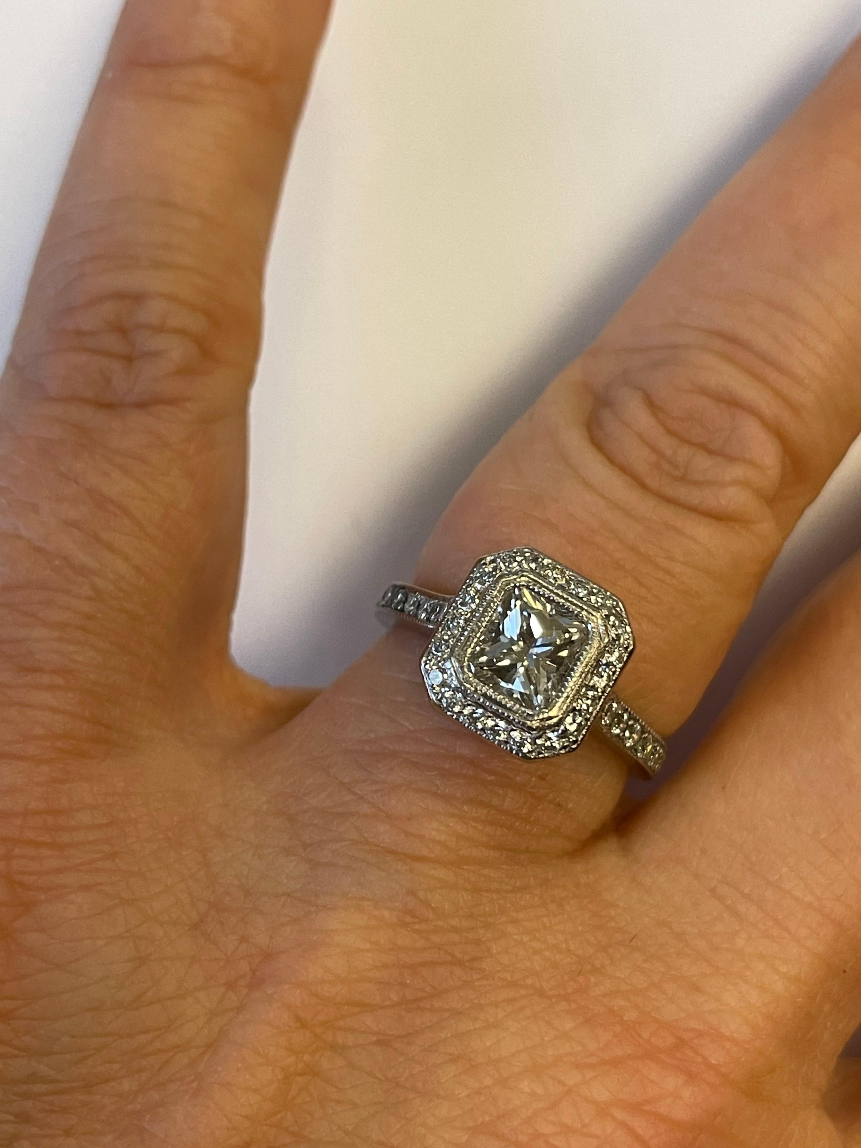 Diamante de talla radiante certificado por el GIA en montura halo de oro blanco de 18 quilates en Nuevo estado para la venta en Chicago, IL