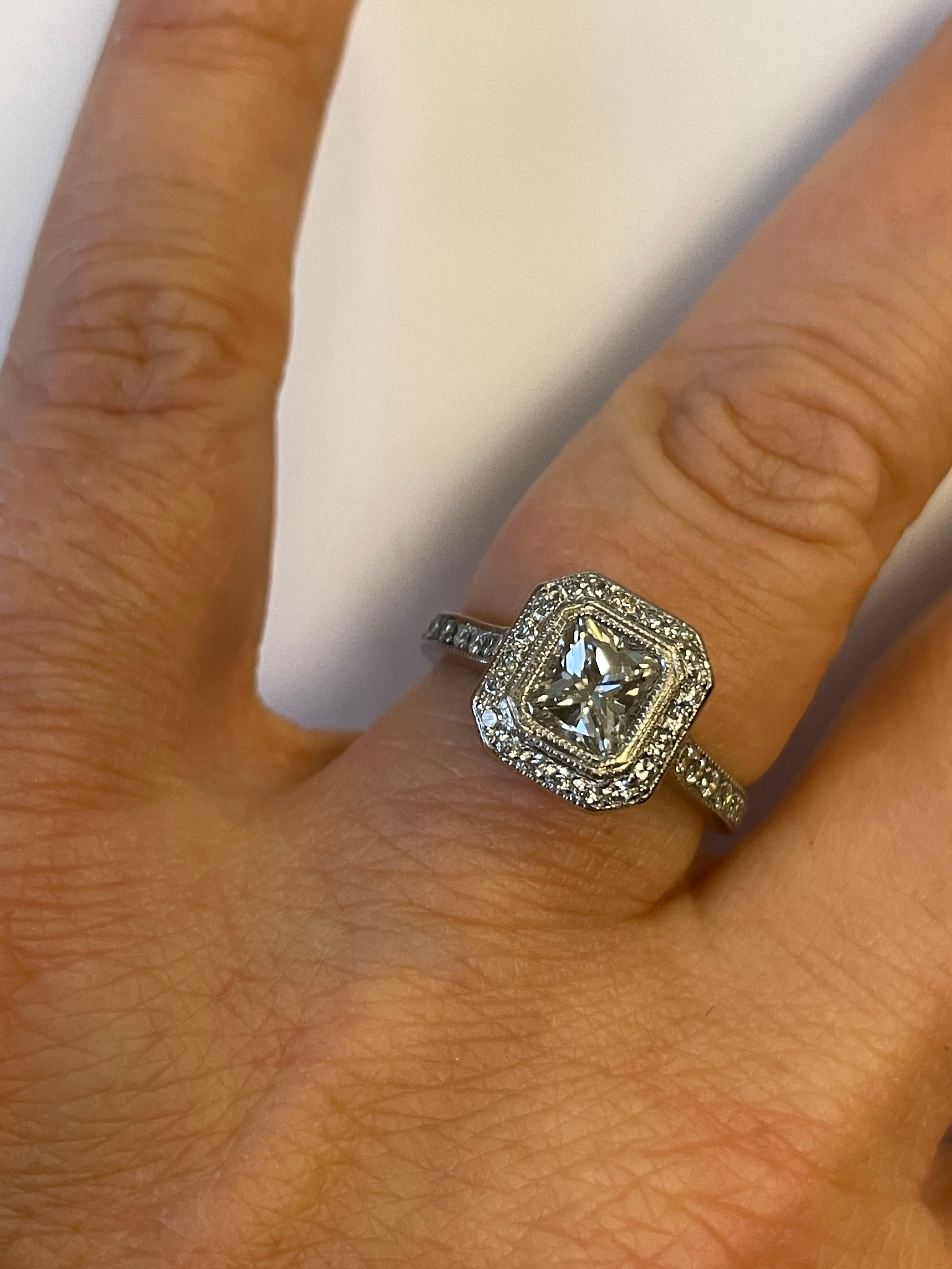 De las mujeres Diamante de talla radiante certificado por el GIA en montura halo de oro blanco de 18 quilates en venta