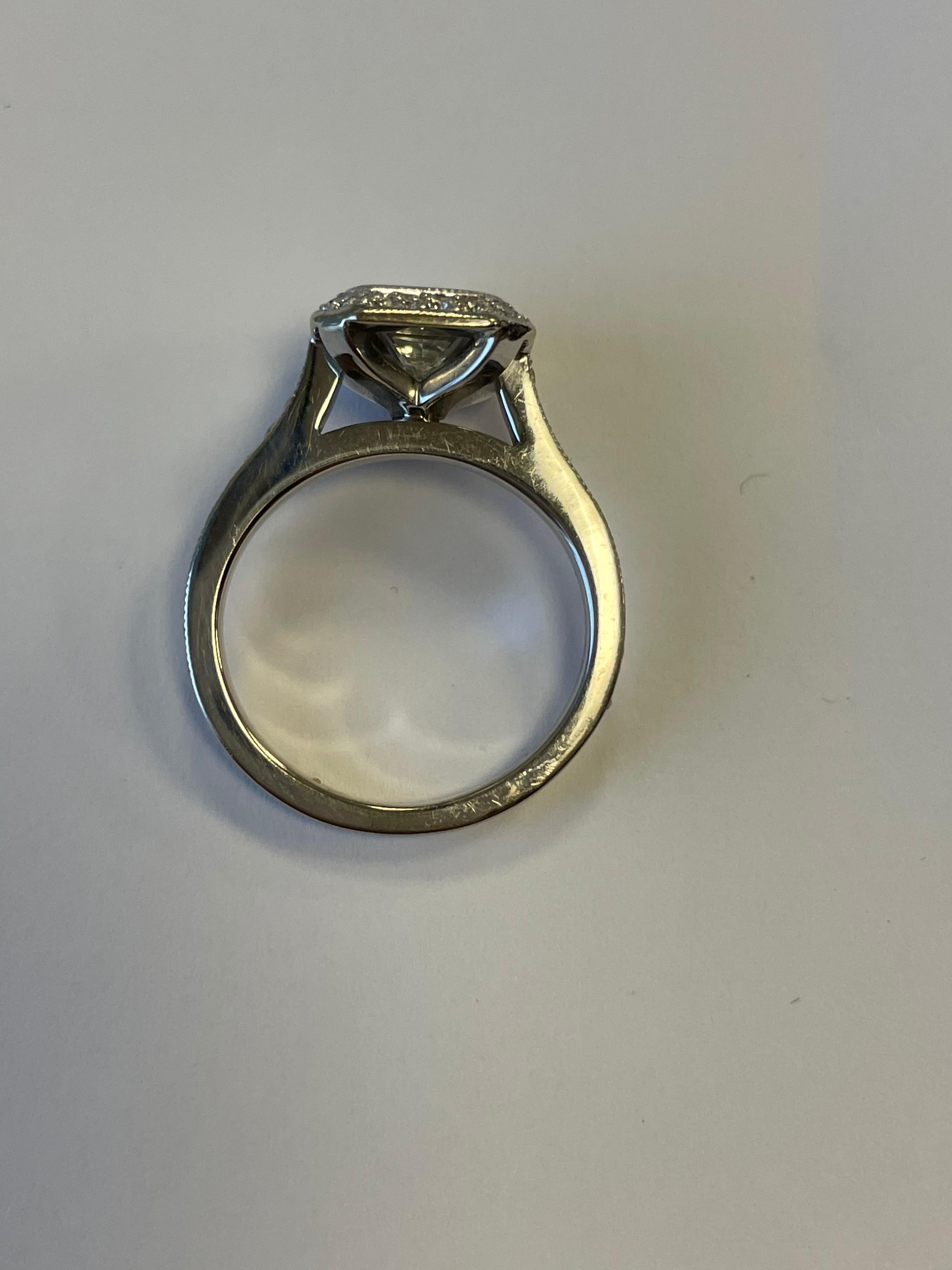 Diamante de talla radiante certificado por el GIA en montura halo de oro blanco de 18 quilates en venta 1