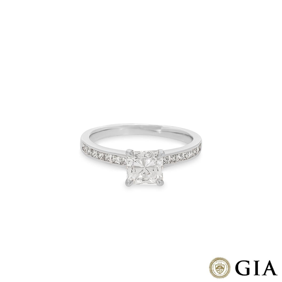 Taille radiant Bague de fiançailles solitaire en diamant taille radiant de 1,10 carat D/VVS2 certifié GIA en vente