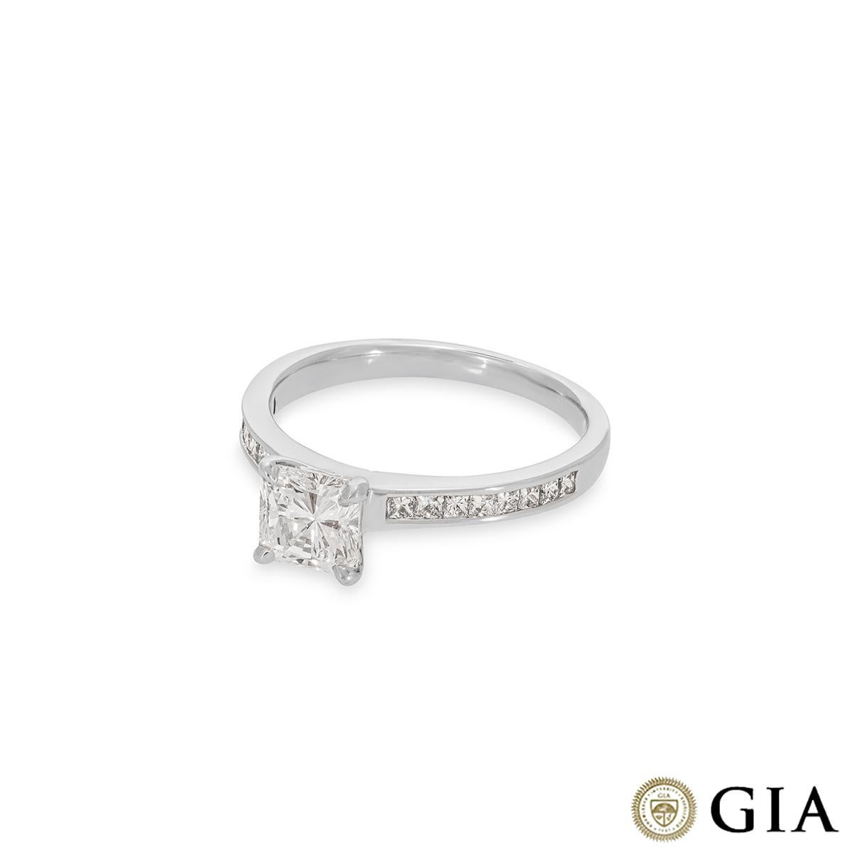 Bague de fiançailles solitaire en diamant taille radiant de 1,10 carat D/VVS2 certifié GIA Neuf - En vente à London, GB