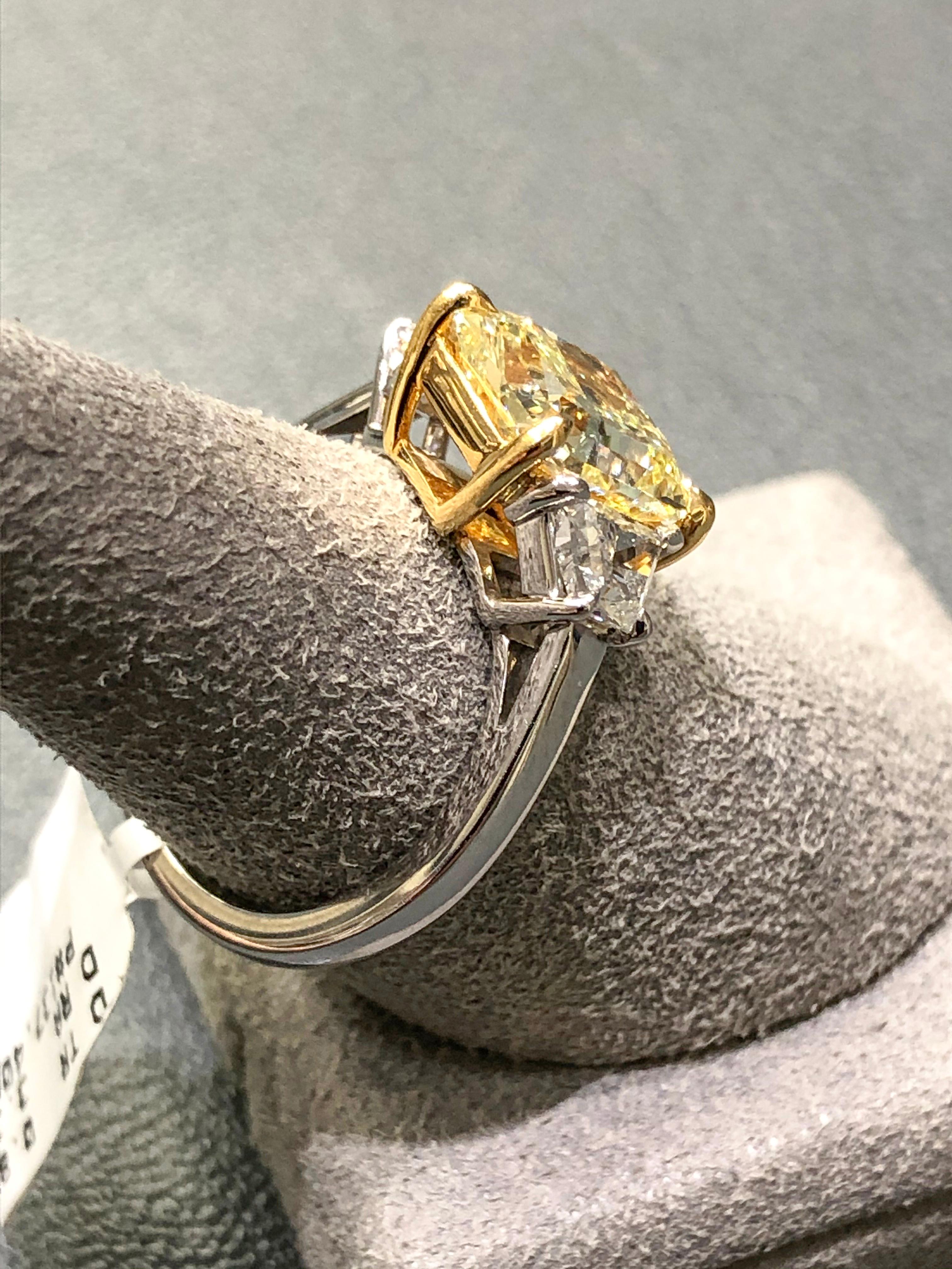 GIA-zertifizierter gelber Diamant-Verlobungsring mit Strahlenschliff und drei Steinen im Angebot 3