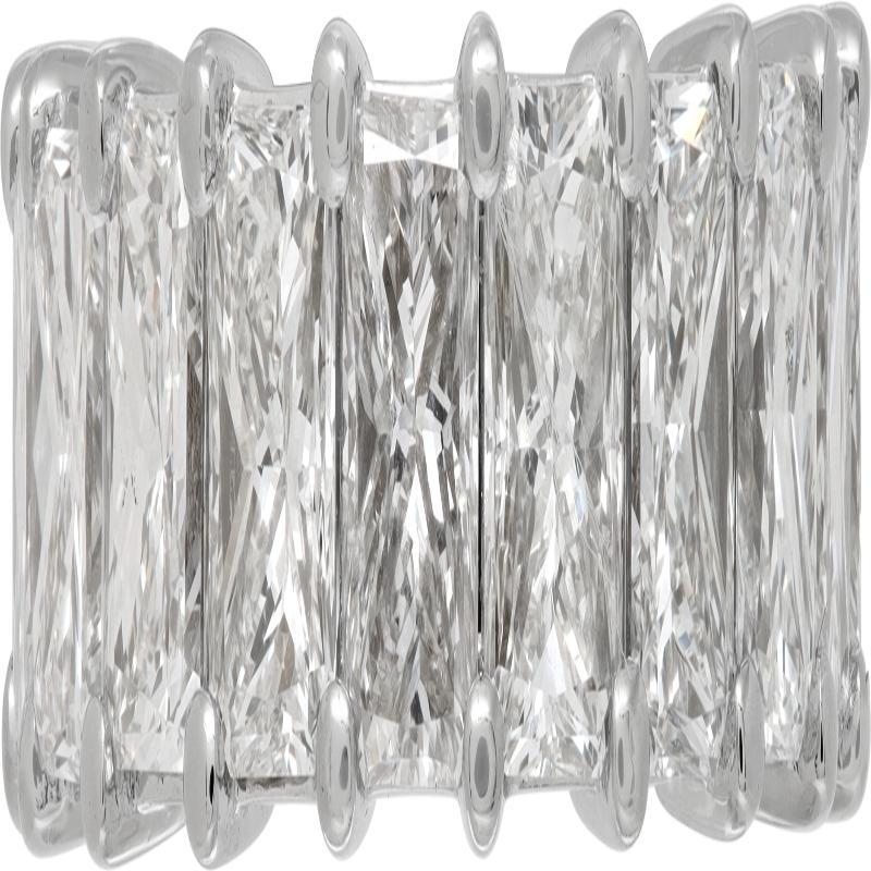 Diamanti naturali Radiant Cut certificati GIA (taglio a brillante rettangolare modificato). 6 diamanti su 18 hanno il certificato GIA. Fascia dell'eternità in oro bianco 18 carati con circa 10,00 ct. di diamanti. (colore F-I, purezza VVS2-SI1).