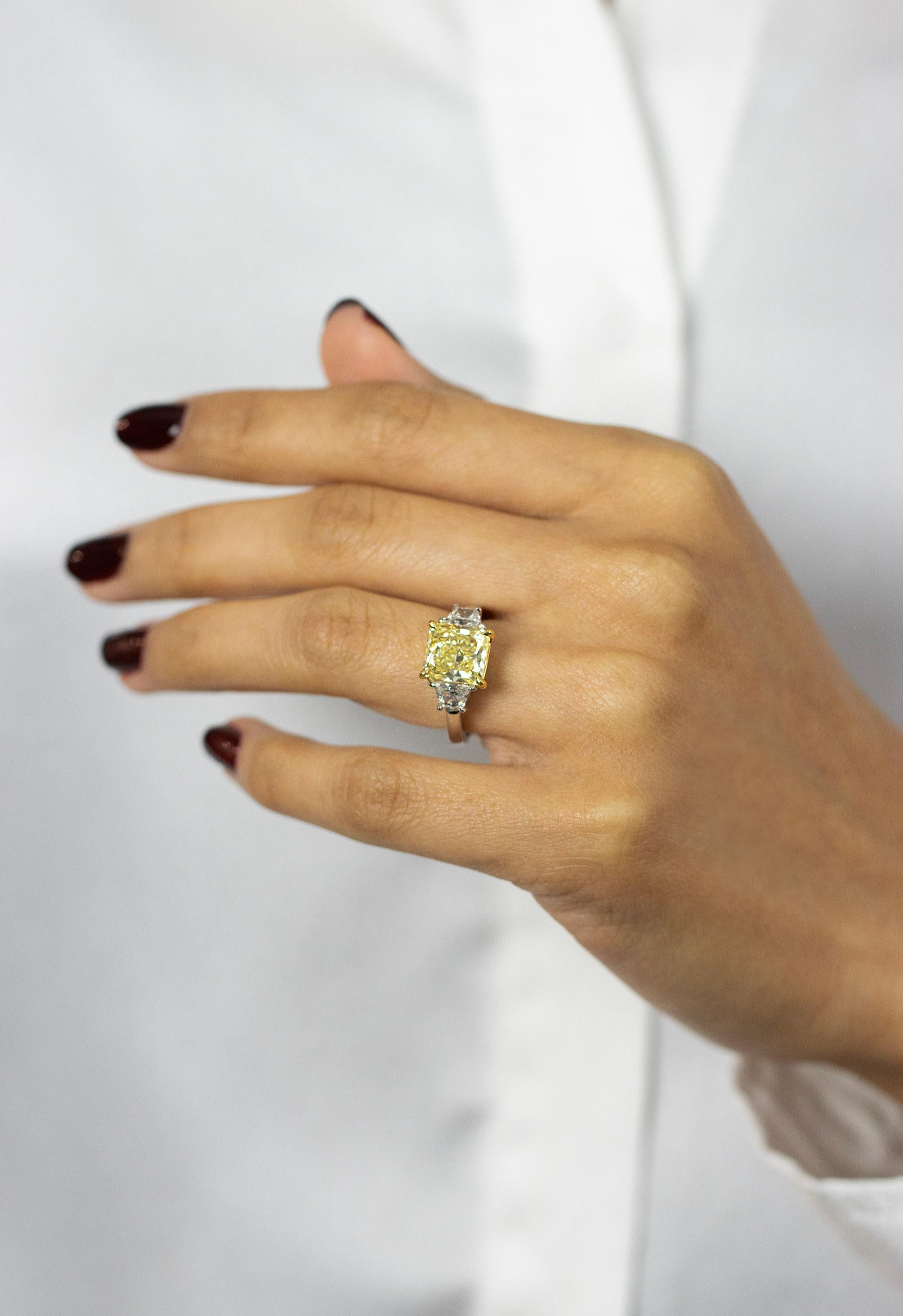 GIA-zertifizierter gelber Diamant-Verlobungsring mit Strahlenschliff und drei Steinen (Radiantschliff) im Angebot