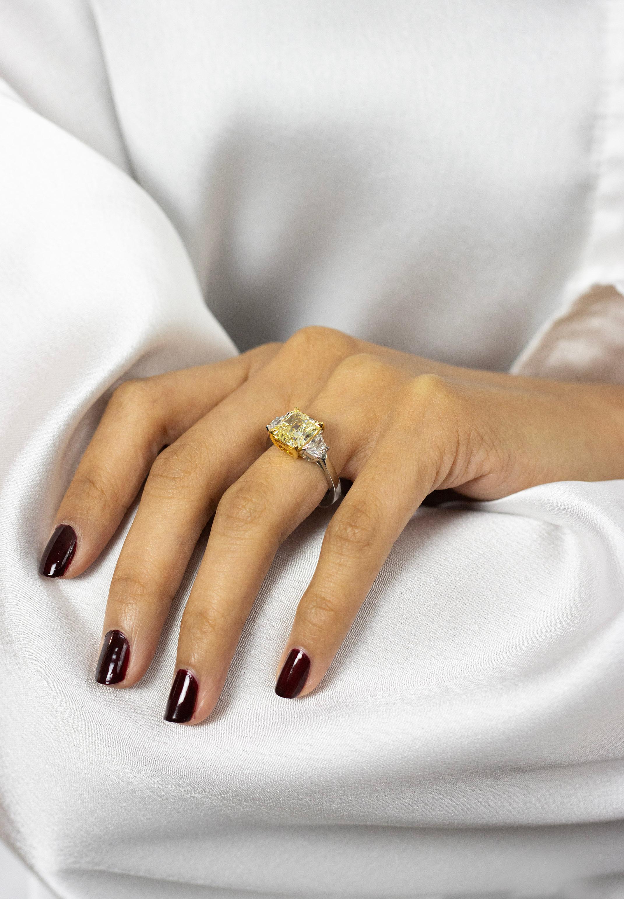 GIA-zertifizierter gelber Diamant-Verlobungsring mit Strahlenschliff und drei Steinen im Zustand „Neu“ im Angebot in New York, NY
