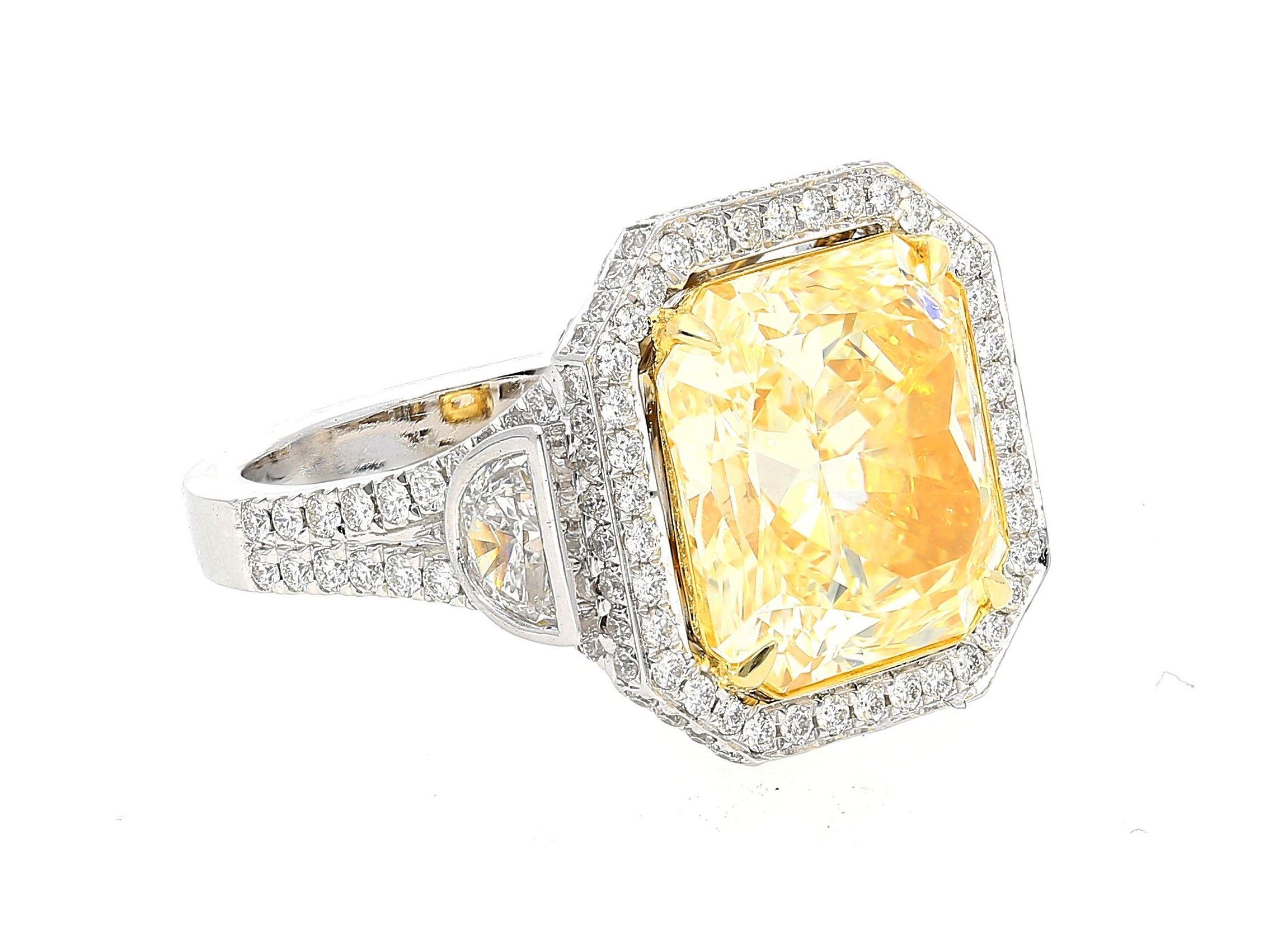 Im Mittelpunkt steht ein gelber Diamant im Radiant-Schliff mit 7,52 Karat und einer Reinheit von VVS2, flankiert von zwei Diamanten im Halbmond-Schliff, die wiederum von Diamanten im Rund-Brillant-Schliff akzentuiert werden, und gefasst in 18 Karat