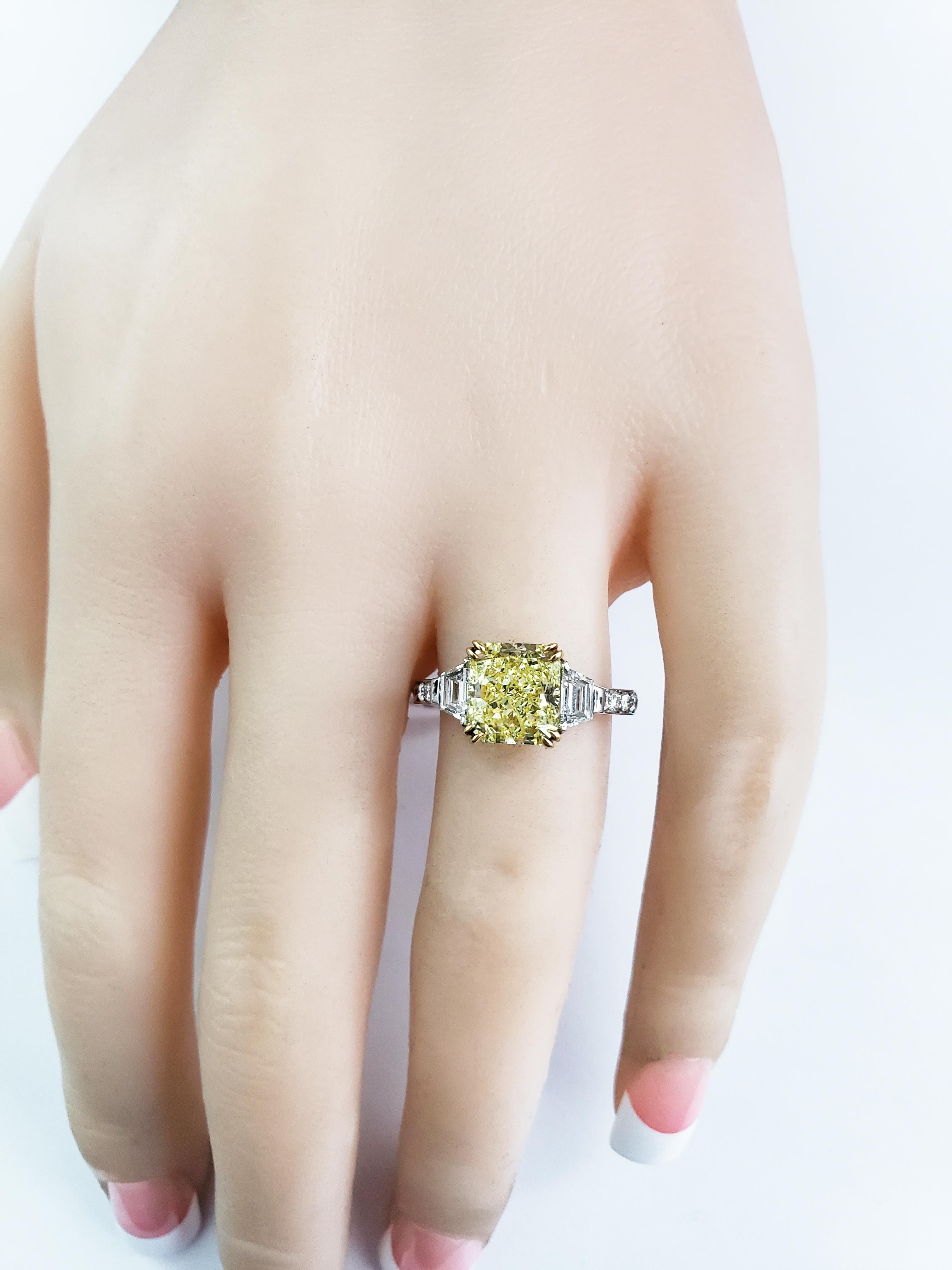 Roman Malakov GIA Certified Yellow Diamond Three-Stone Engagement Ring In New Condition In New York, NY