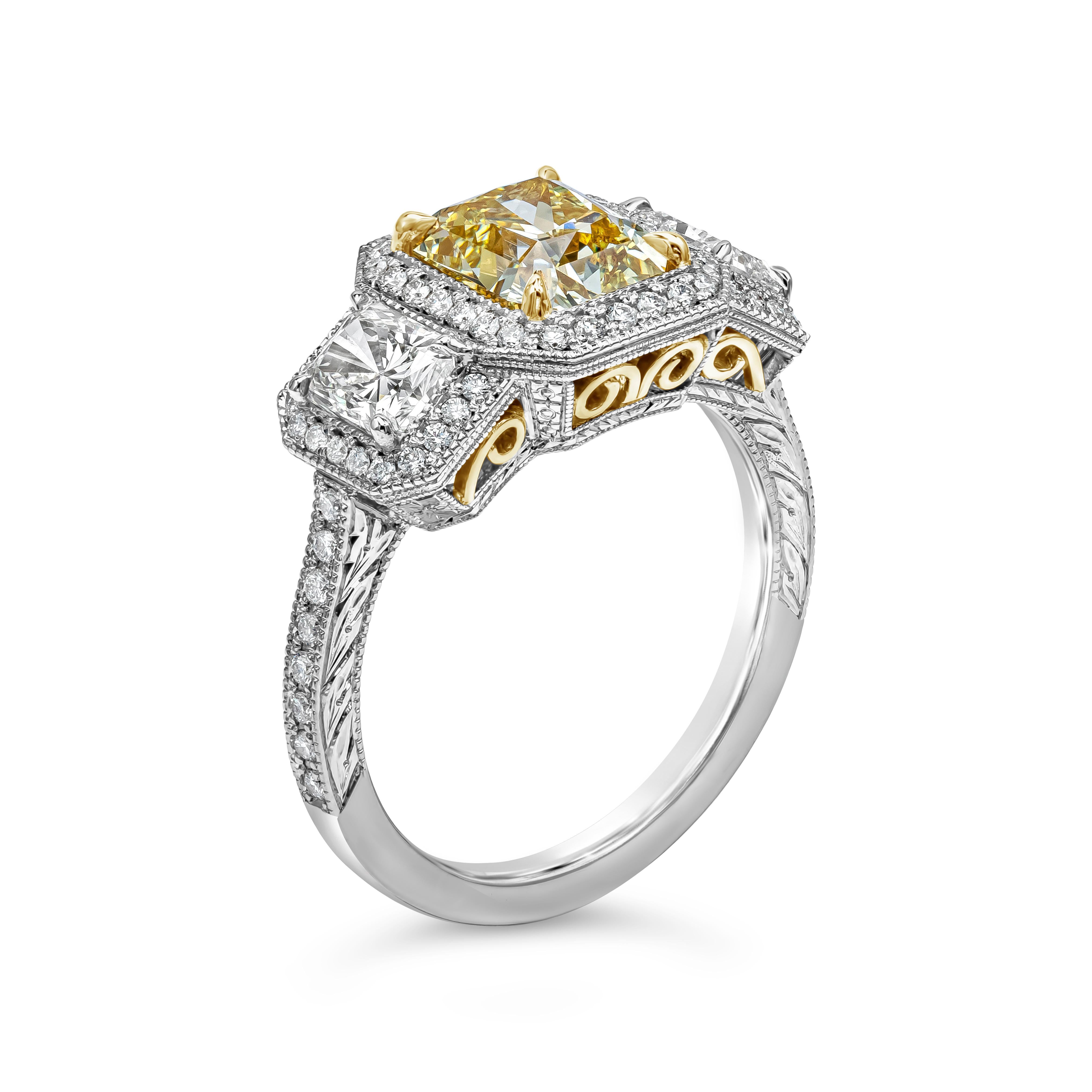 Verlobungsring mit 1,96 Karat gelbem Fancy-Diamant im Strahlenschliff und drei Steinen mit Halo (Zeitgenössisch) im Angebot