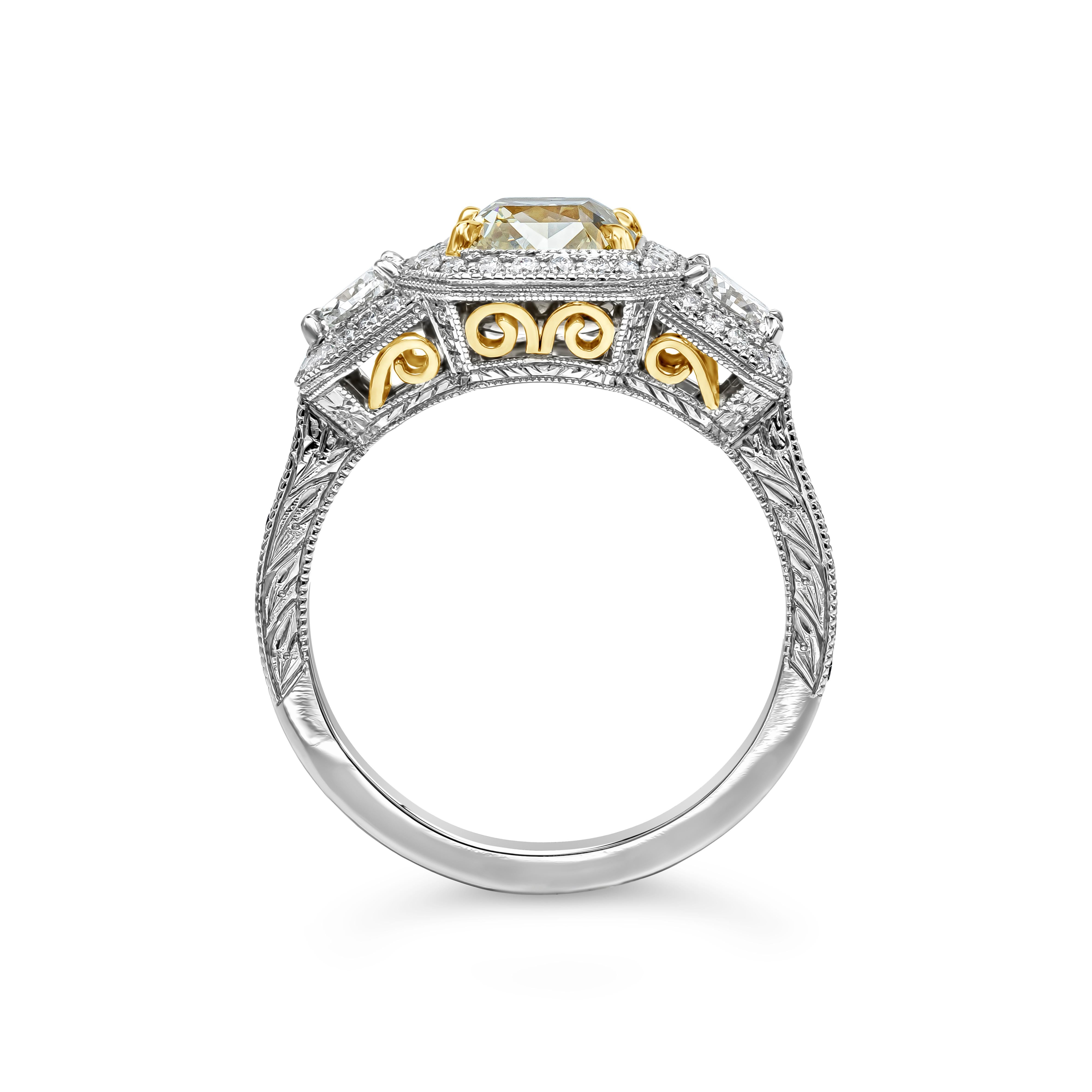 Verlobungsring mit 1,96 Karat gelbem Fancy-Diamant im Strahlenschliff und drei Steinen mit Halo im Zustand „Neu“ im Angebot in New York, NY