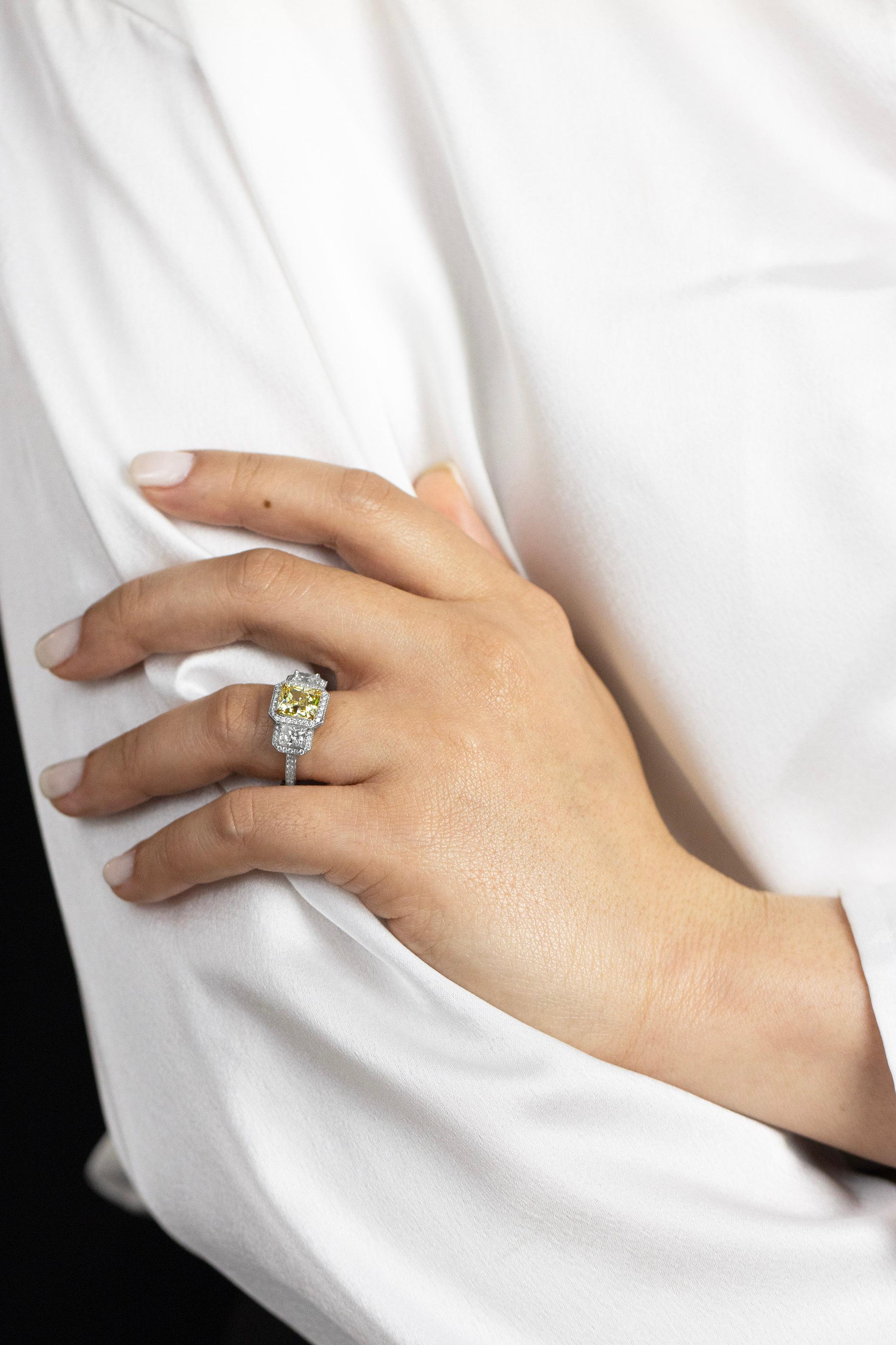 Verlobungsring mit 1,96 Karat gelbem Fancy-Diamant im Strahlenschliff und drei Steinen mit Halo Damen im Angebot