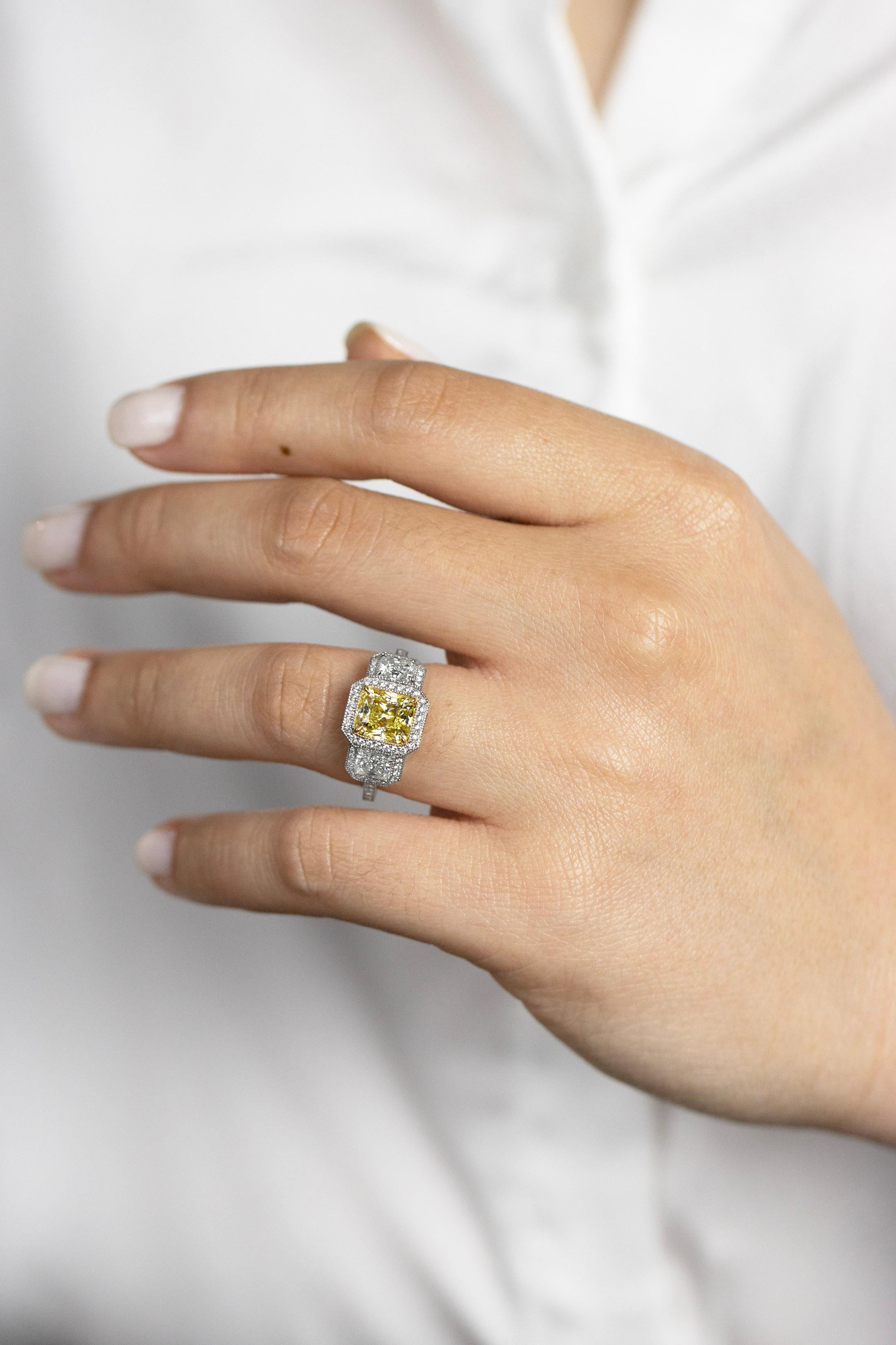 Verlobungsring mit 1,96 Karat gelbem Fancy-Diamant im Strahlenschliff und drei Steinen mit Halo im Angebot 1