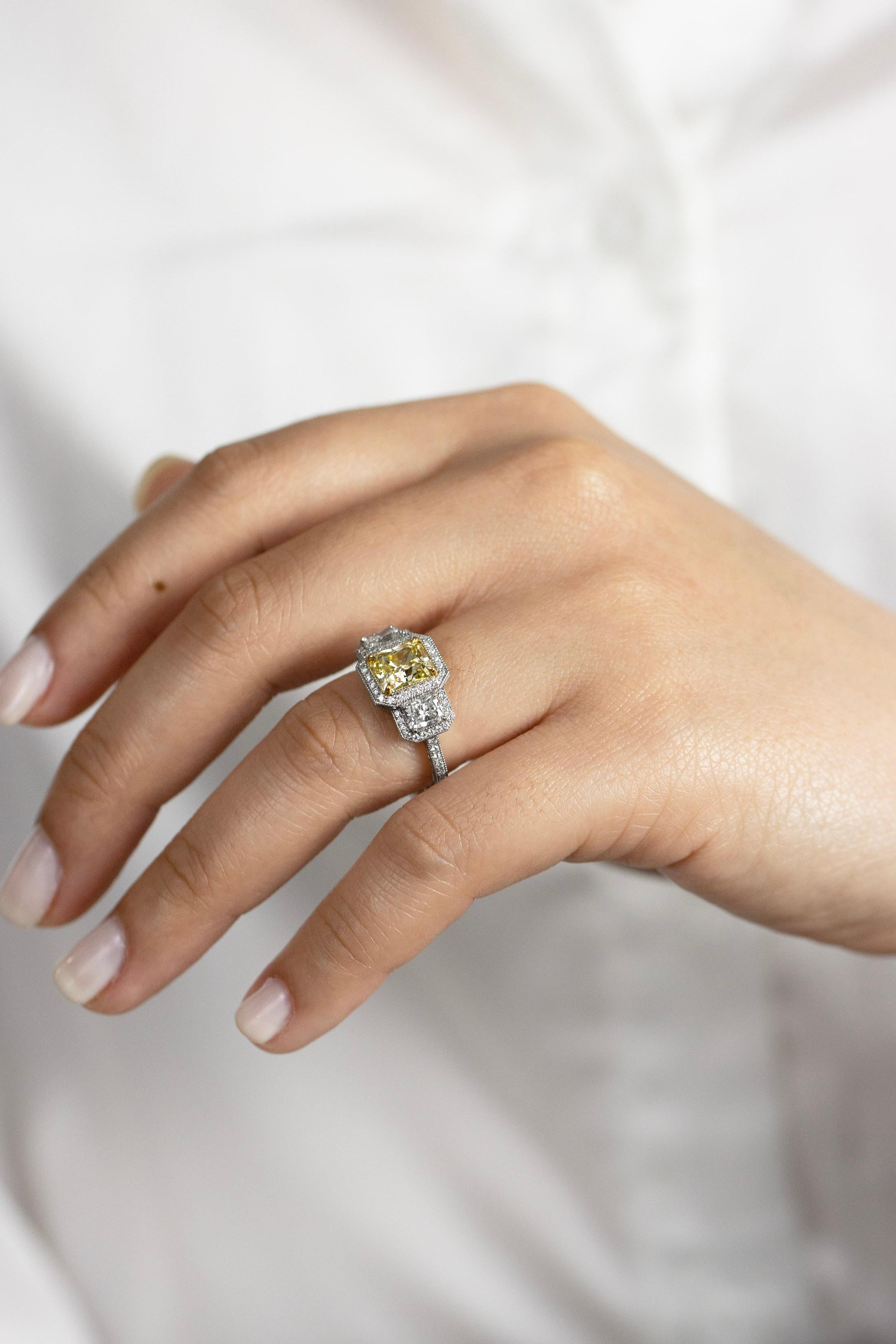 Bague de fiançailles halo à trois pierres en diamant jaune fantaisie taille radiant de 1,96 carat en vente 2