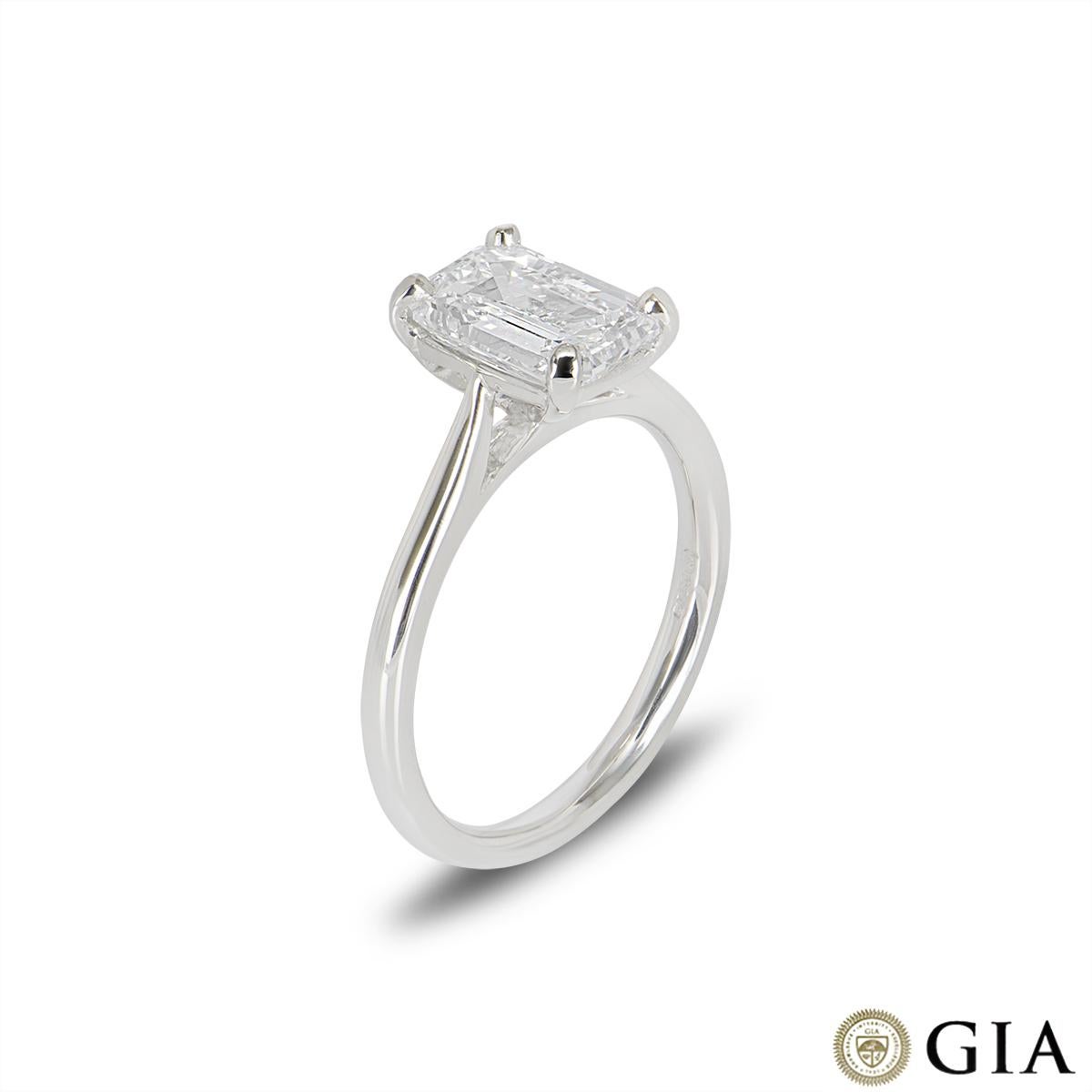 Une superbe bague en platine avec un diamant de taille émeraude. Le diamant est serti dans une monture classique à 4 griffes et pèse 2,01ct, de couleur D et de pureté irréprochable. Cette spectaculaire taille émeraude est certifiée comme étant un
