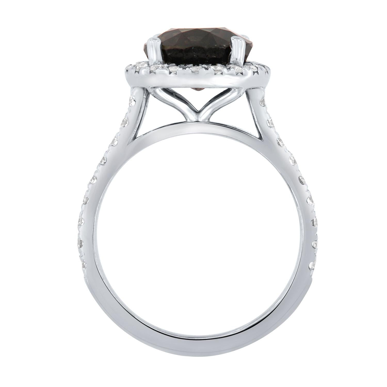 Bague en or 18 carats sertie d'un halo de diamants et d'un saphir naturel rond de 2,40 carats, certifié GIA Pour femmes en vente