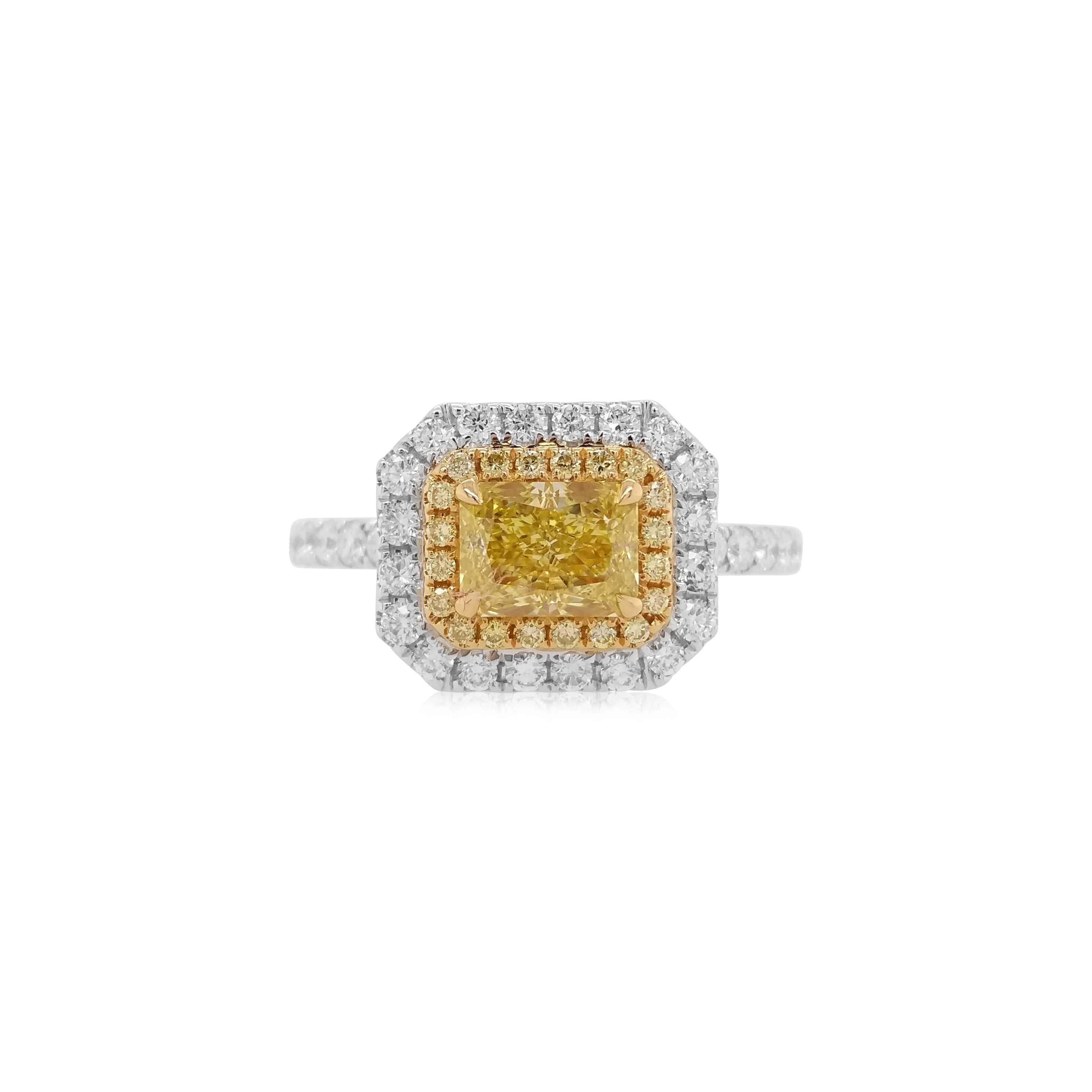 Faites l'expérience de la polyvalence et de la brillance dans un seul et même design exquis. Cette bague en diamant jaune certifié de couleur naturelle présente un superbe diamant jaune rectangulaire serti dans de l'or 18 carats. Le design innovant