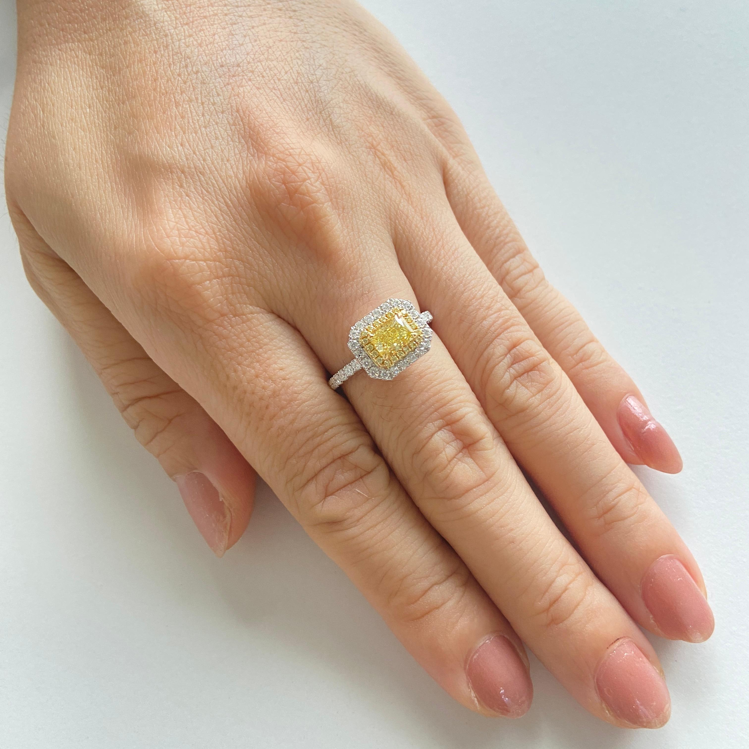 Taille brillant Bague à double sens en or 18 carats certifiée par le GIA en forme de rectangle diamant naturel de couleur jaune fantaisie en vente