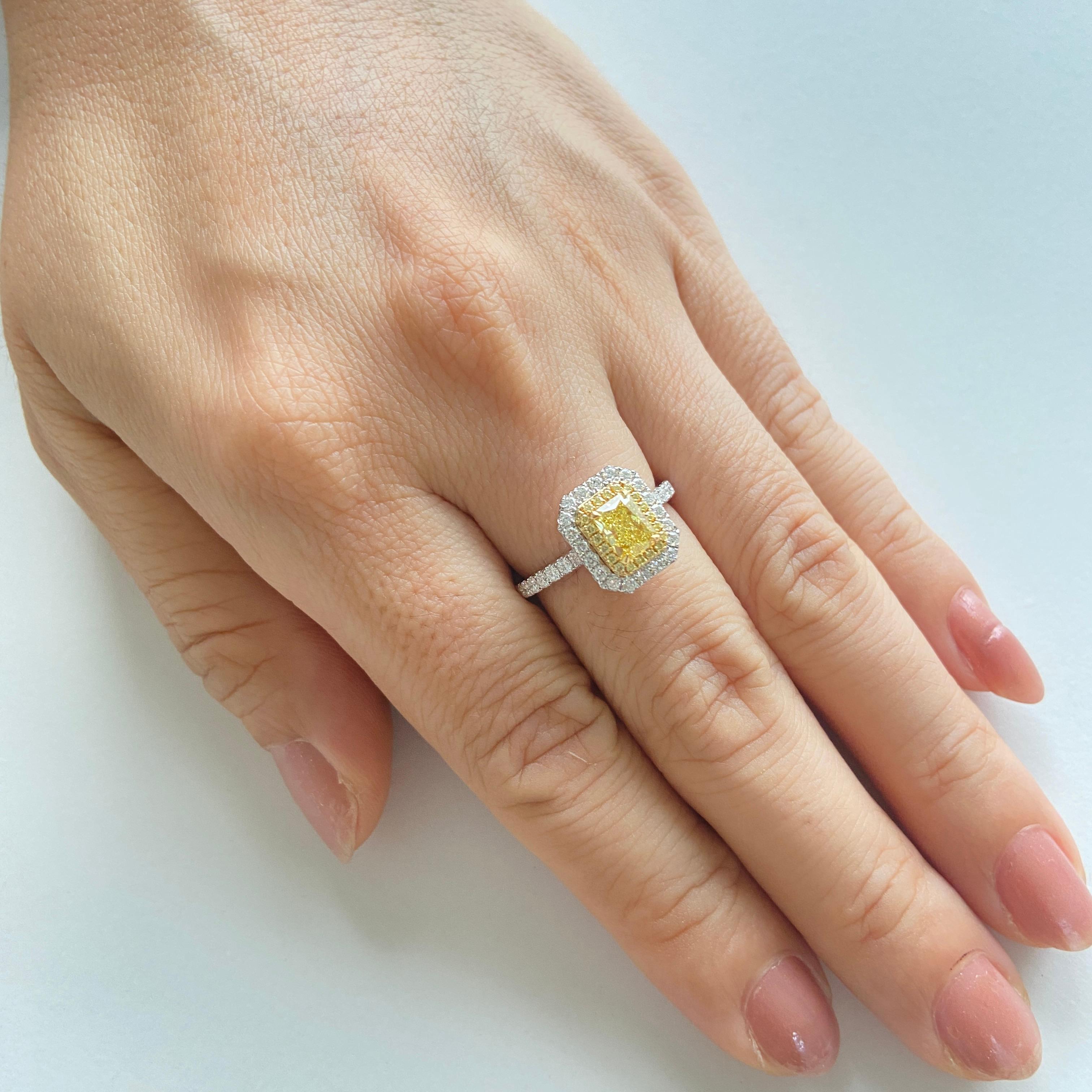 Bague à double sens en or 18 carats certifiée par le GIA en forme de rectangle diamant naturel de couleur jaune fantaisie Neuf - En vente à Hong Kong, HK