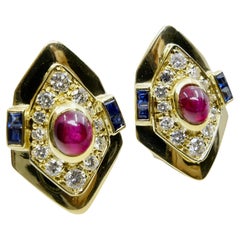 Boucles d'oreilles à clip en or jaune, rubis rouge, saphirs bleus et diamants, certifiées GIA. 