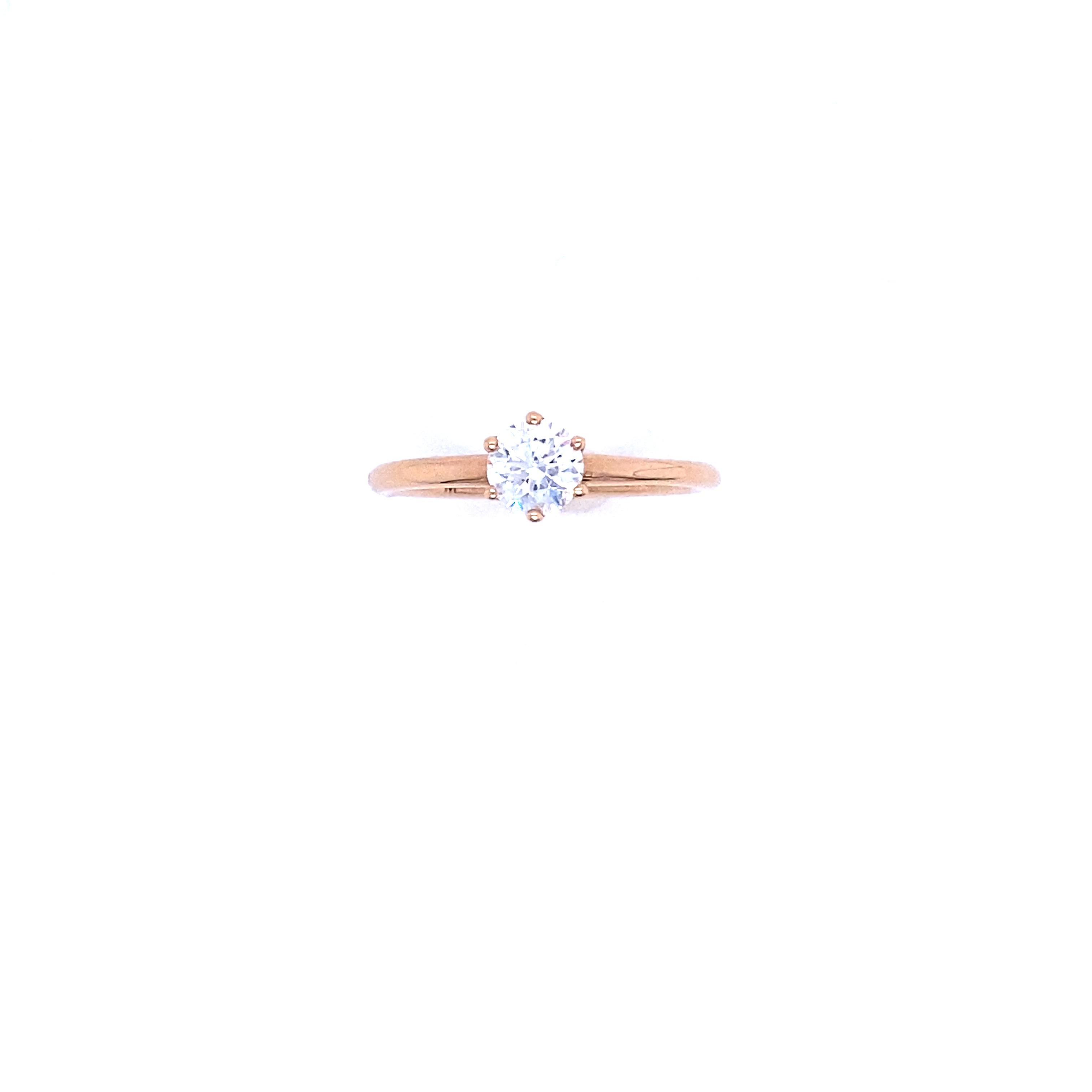 Bague en or rose certifiée GIA avec un diamant de 0,50 carat, couleur E.
Superbe diamant de 0,50 carat certifié par le GIA. Le diamant est de taille ronde et brillante. Les degrés de taille, de symétrie et de polissage du diamant indiquent la
