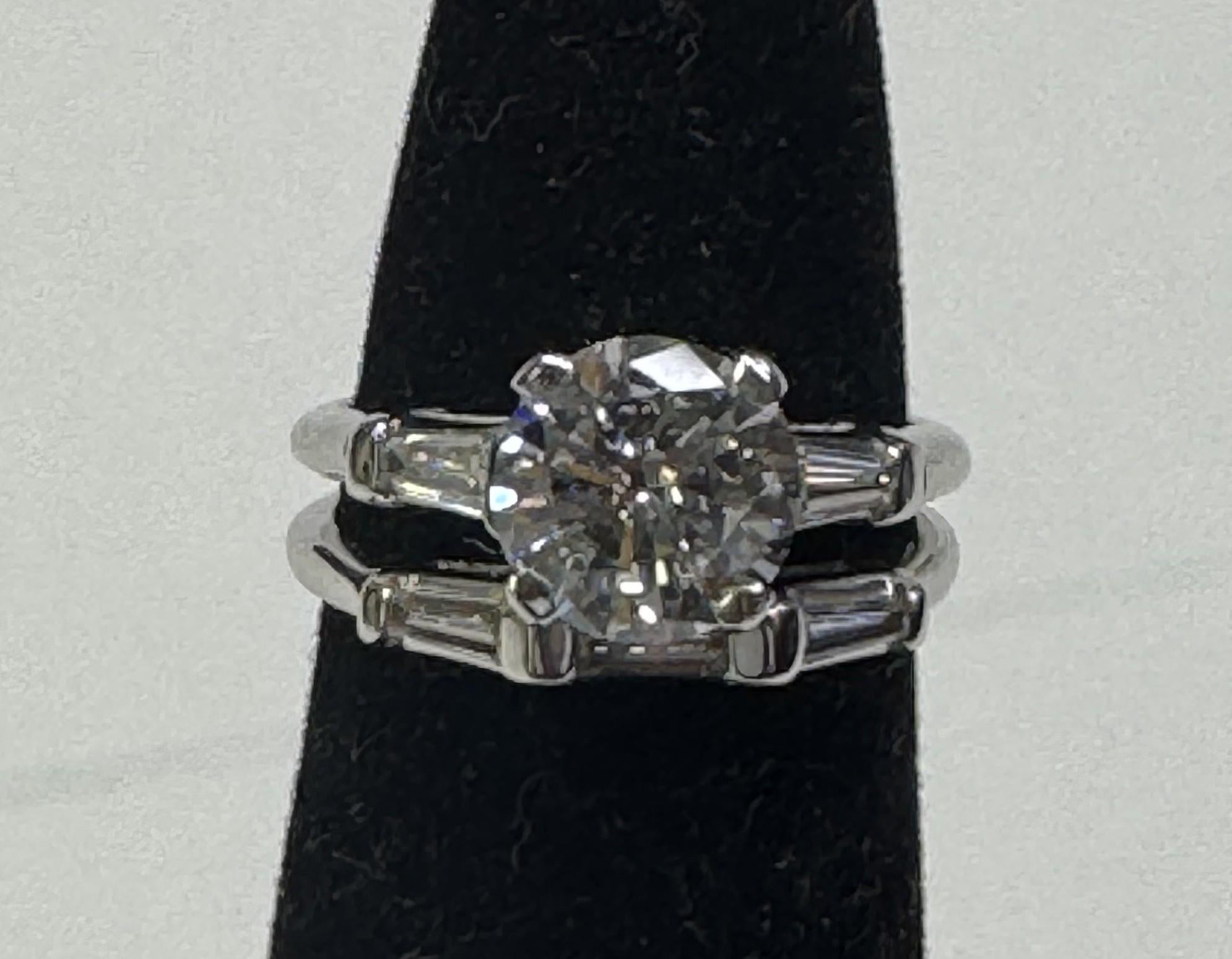 Taglio brillante GIA Certified Round 1,55cts Clarity SI1 and Color E incastonato in un anello in oro bianco 14k in vendita
