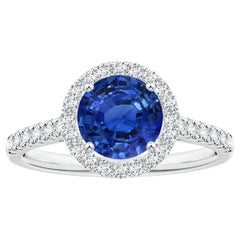 Anello aureolato con zaffiro blu rotondo certificato GIA e diamanti in oro bianco 18 carati
