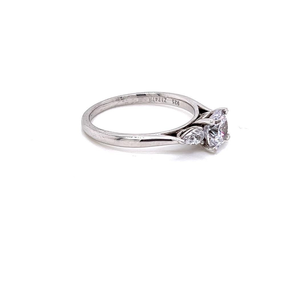 Im Angebot: GIA-zertifizierter dreisteiniger Ring aus Platin mit rundem Brillanten und Diamant in Birnenform () 2