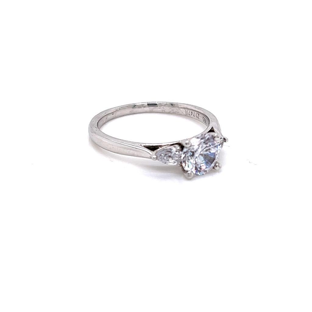 Im Angebot: GIA-zertifizierter dreisteiniger Ring aus Platin mit rundem Brillanten und Diamant in Birnenform () 4