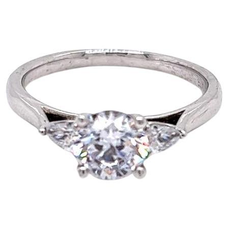 Im Angebot: GIA-zertifizierter dreisteiniger Ring aus Platin mit rundem Brillanten und Diamant in Birnenform ()