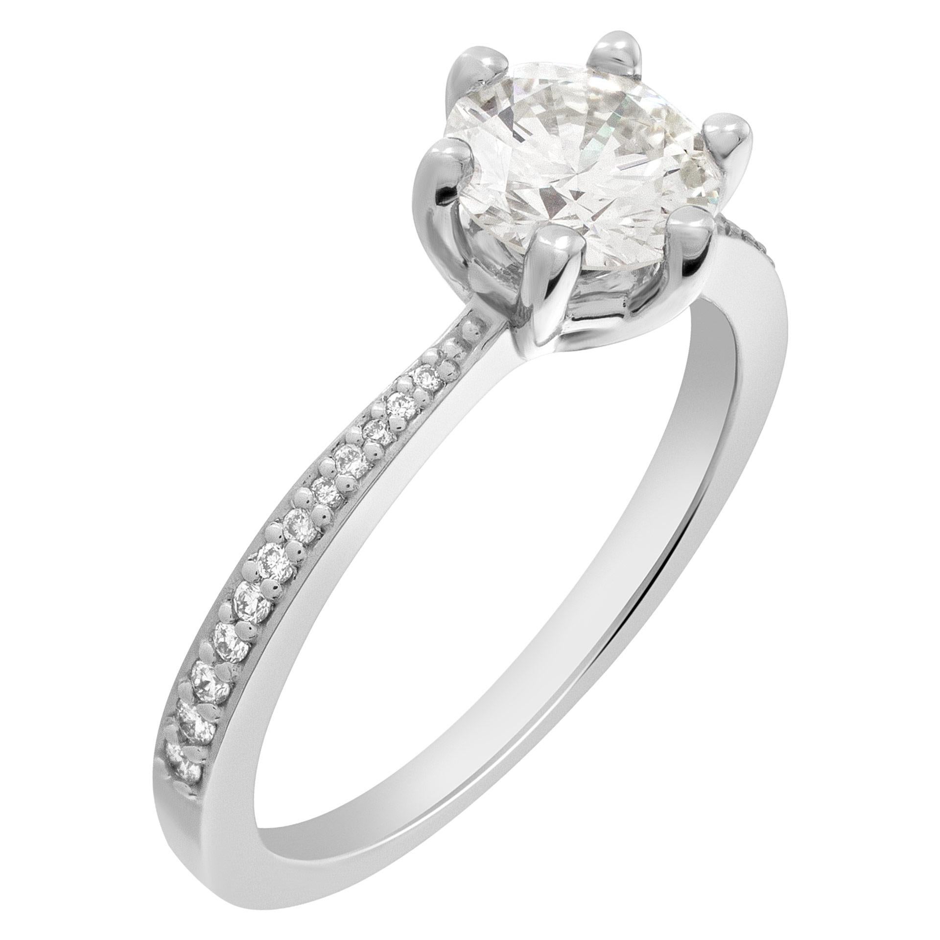 GIA-zertifizierter runder Diamant im Brillantschliff  1.ring mit 12 Karat (Farbe M, Reinheit VS1) in einer Fassung aus 14 Karat Weißgold mit sechs Zacken und halbgefassten Diamanten. Größe 7.  Dieser GIA-zertifizierte Ring hat derzeit die Größe