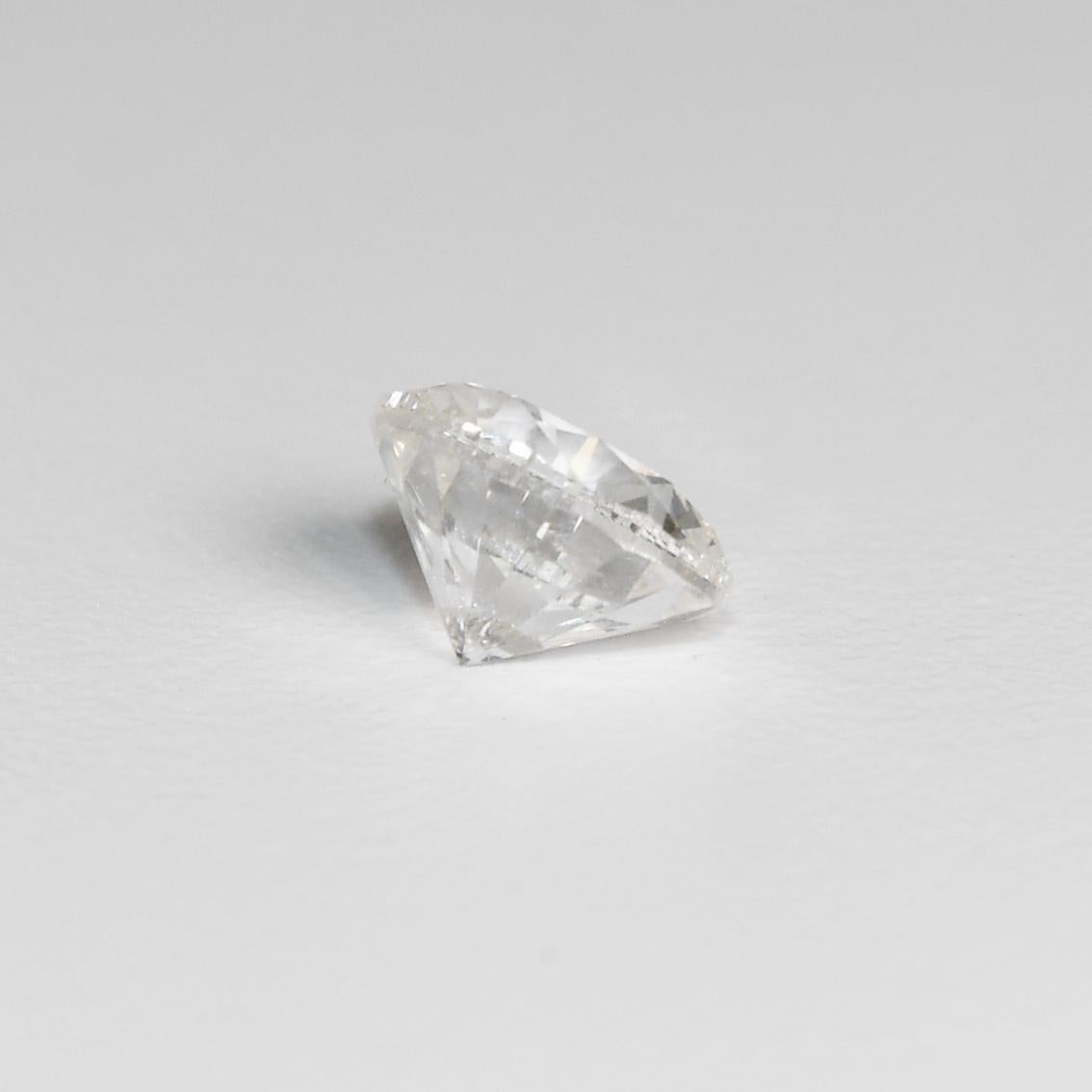 Diamante rotondo taglio brillante da 1,00 carati.
Classificato GIA con colore E e purezza i3.
Il numero di rapporto GIA è 2239388857.
Sono stati eccessivamente severi con il voto di chiarezza.
Non è possibile vedere nulla ad occhio nudo.
Devi usare