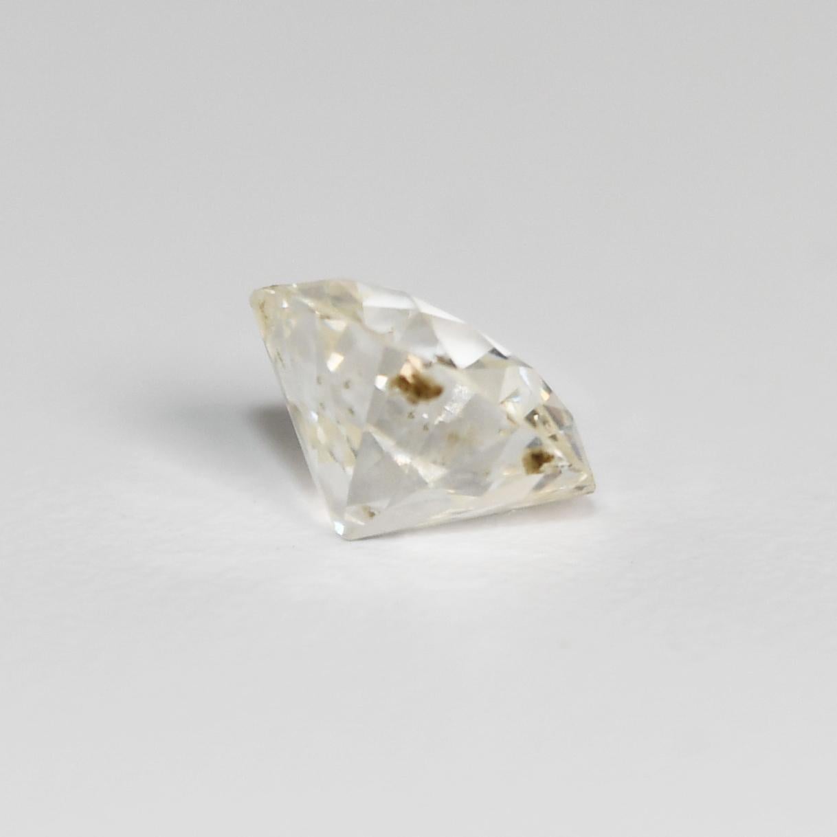 Taille ronde brillante, 1,19 carat.
GIA : couleur J, pureté Vs1, bonne symétrie.
57%  La taille de la table est très bonne pour la brillance. 
Les visages sont très attrayants et brillants. 
Le numéro du rapport de classement du laboratoire GIA est