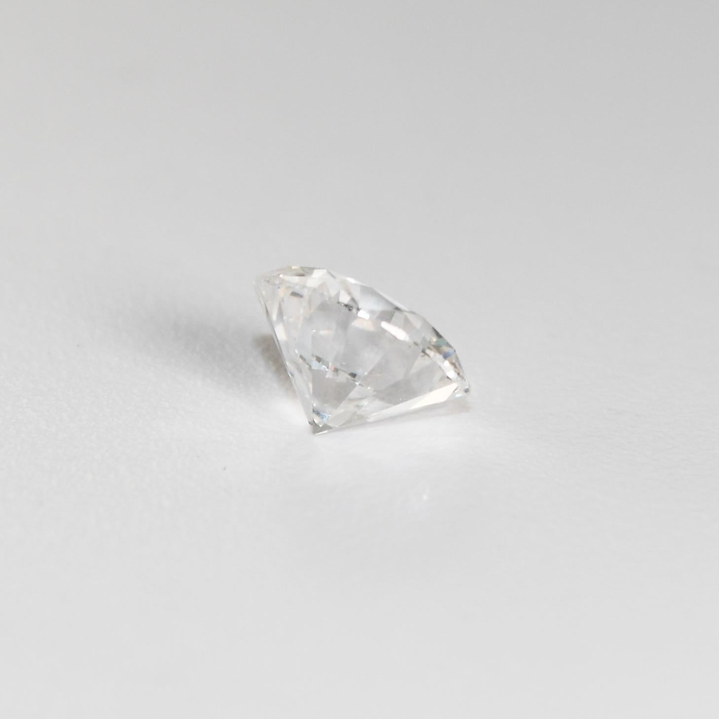 Diamante rotondo taglio brillante da 1.66 carati.
Classificato GIA con colore D e purezza Vs2.
Il numero del rapporto di qualità GIA è 6237570110.
Il miglior grado di colore del diamante e le facce molto brillanti.
Viene fornito con un certificato