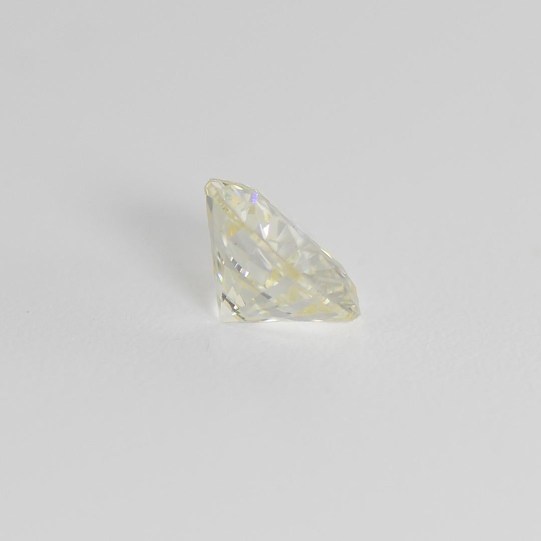 Diamante redondo de talla brillante de 1,78 quilates, graduado por el GIA.
Color M, ligeramente amarillo.
La claridad es i1 con una inclusión bien oculta bajo las facetas de la corona.
El diamante mira hacia arriba de forma muy brillante.
Viene con