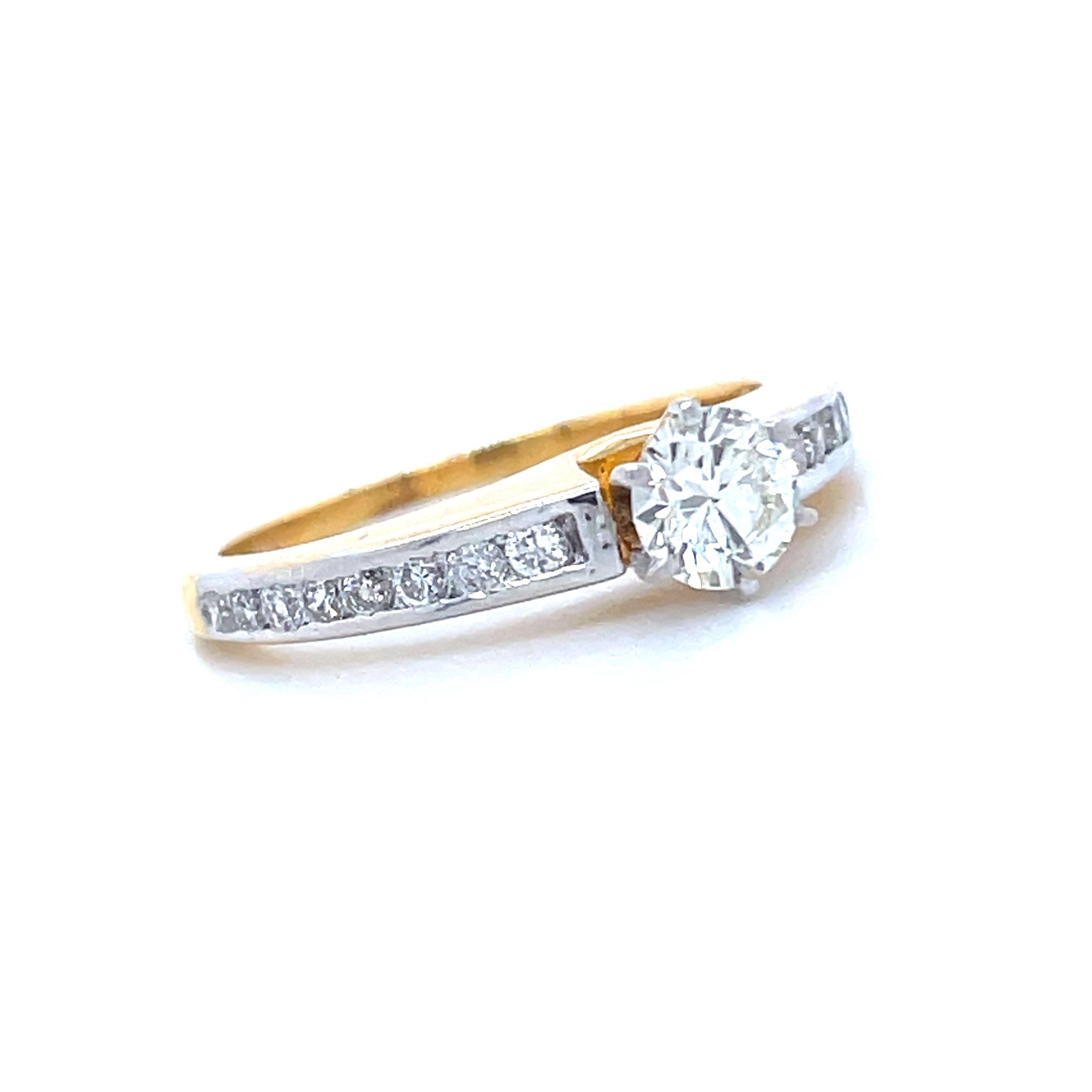 GIA Certified Round Brilliant Diamond Cts 0.44 Engagement Ring in 18k White Gold In New Condition For Sale In Hong Kong, HK