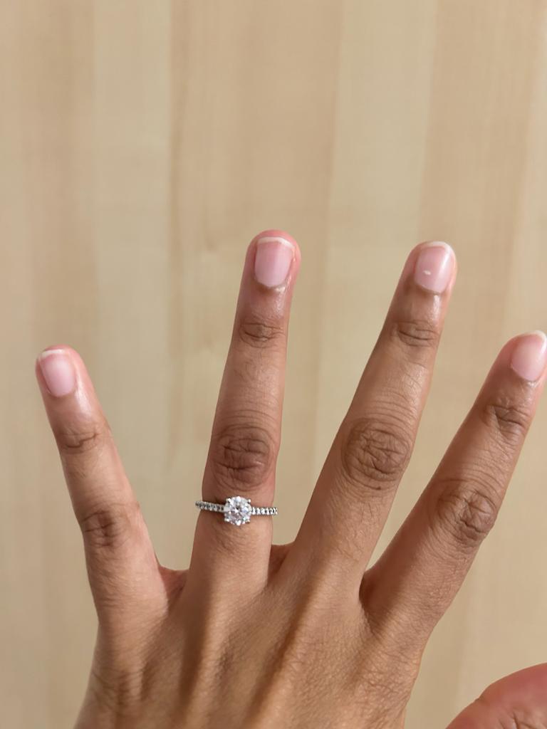En venta: Anillo de Diamante Brillante Redondo Certificado GIA en Platino con Diamantes en el Hombro  6