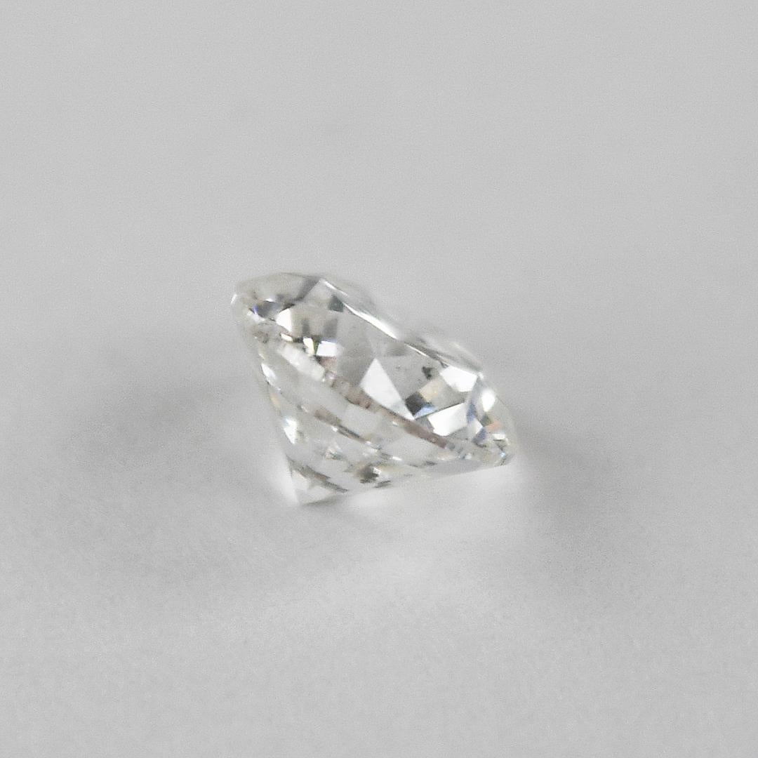 Diamant rond de taille brillant de 1.08 carat classé par la GIA.
Couleur F, pureté i1, très bonne symétrie.
Aucune inclusion n'est visible sans grossissement.
Les visages sont très attrayants et brillants.
Le rapport d'évaluation de la GIA est