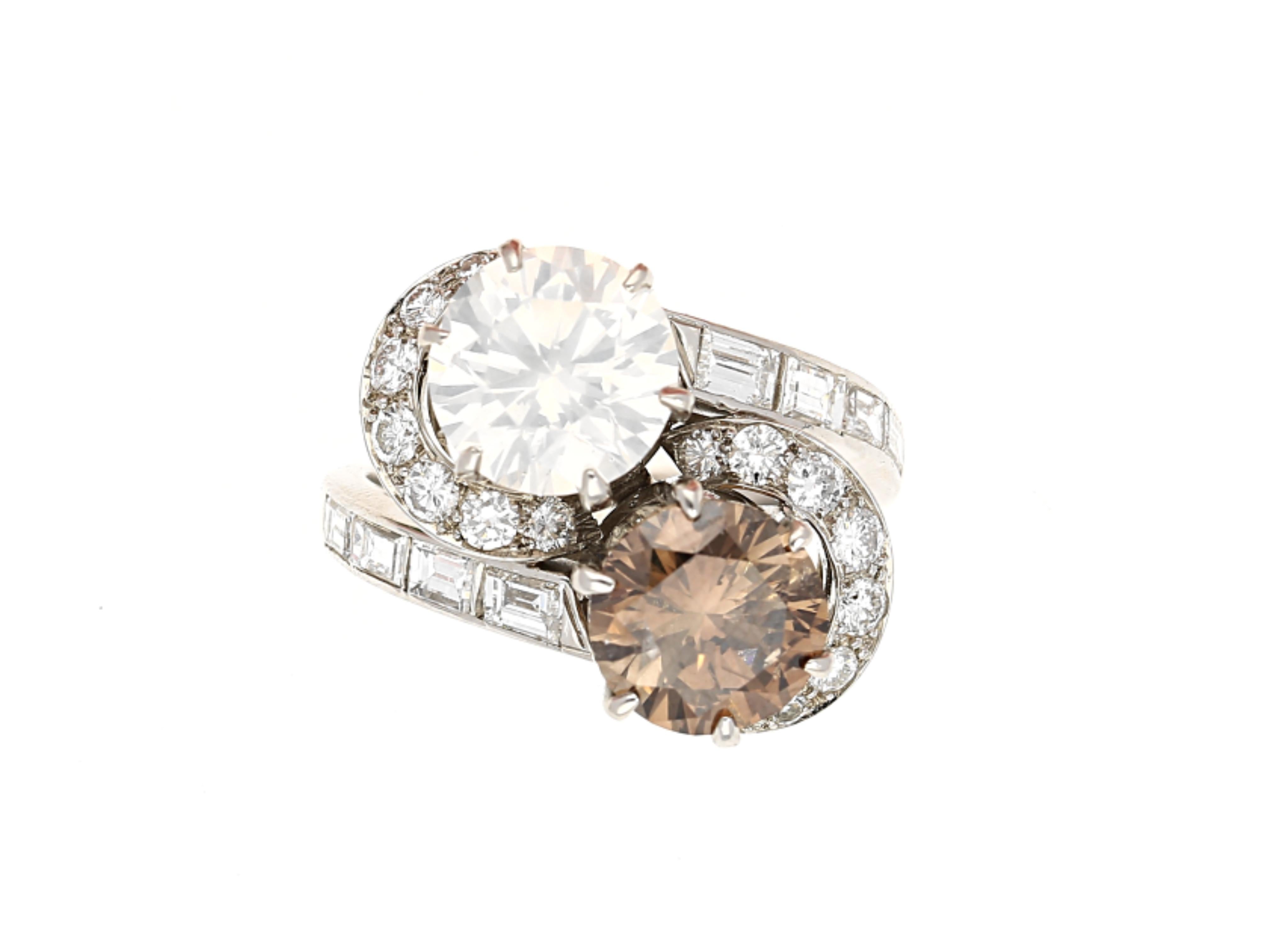 Erleben Sie den Inbegriff von Luxus und Eleganz - einen GIA-zertifizierten Toi et Moi-Ring mit braunen und weißen Diamanten im Rundschliff, gefasst in Platin. Dieser exquisite Ring ist ein wahres Meisterwerk, das mit unvergleichlichem Geschick und