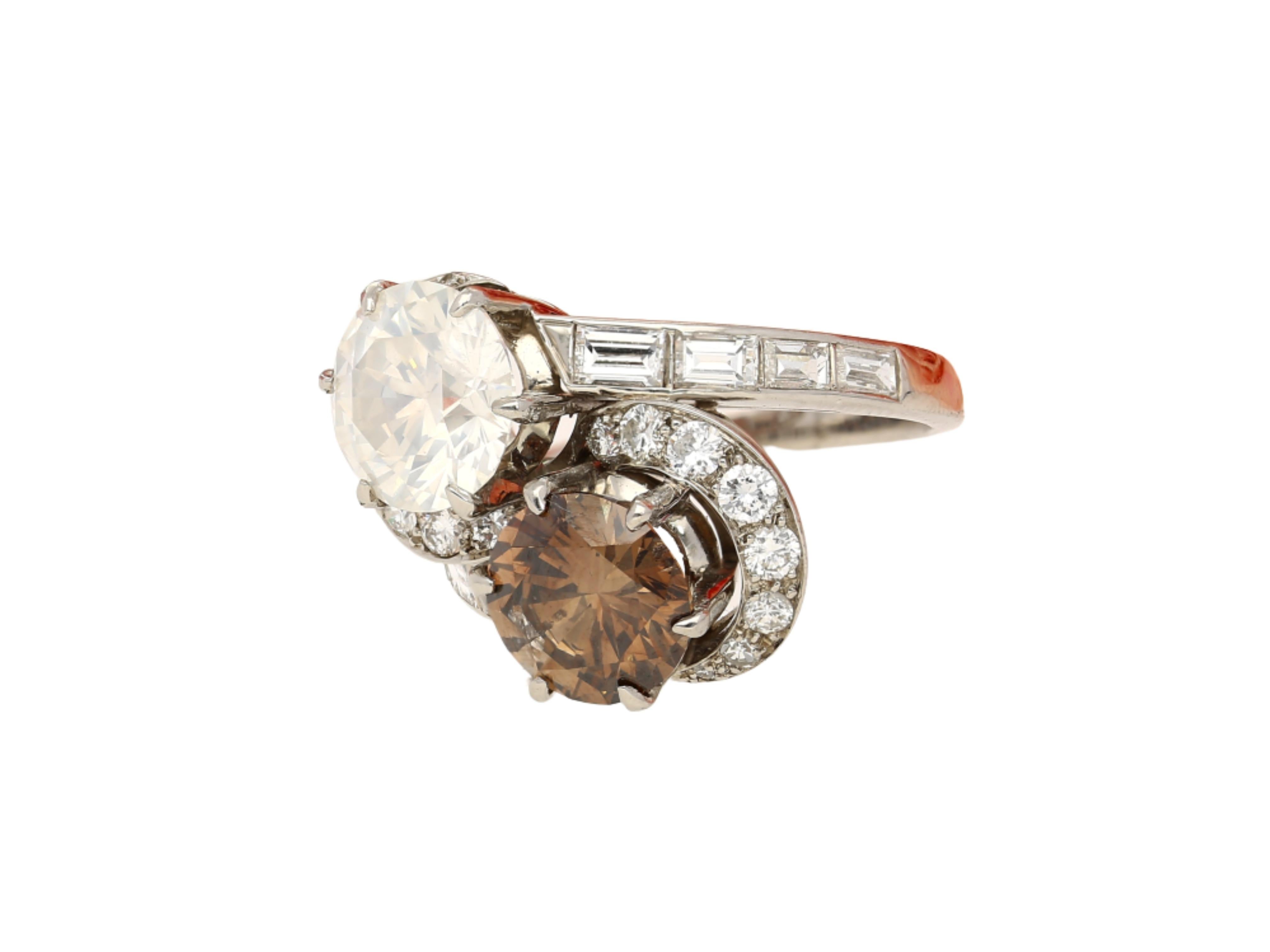 GIA-zertifizierter Toi Et Moi-Ring aus Platin mit weißem und braunem Fancy-Diamant im Rundschliff im Zustand „Neu“ im Angebot in Miami, FL