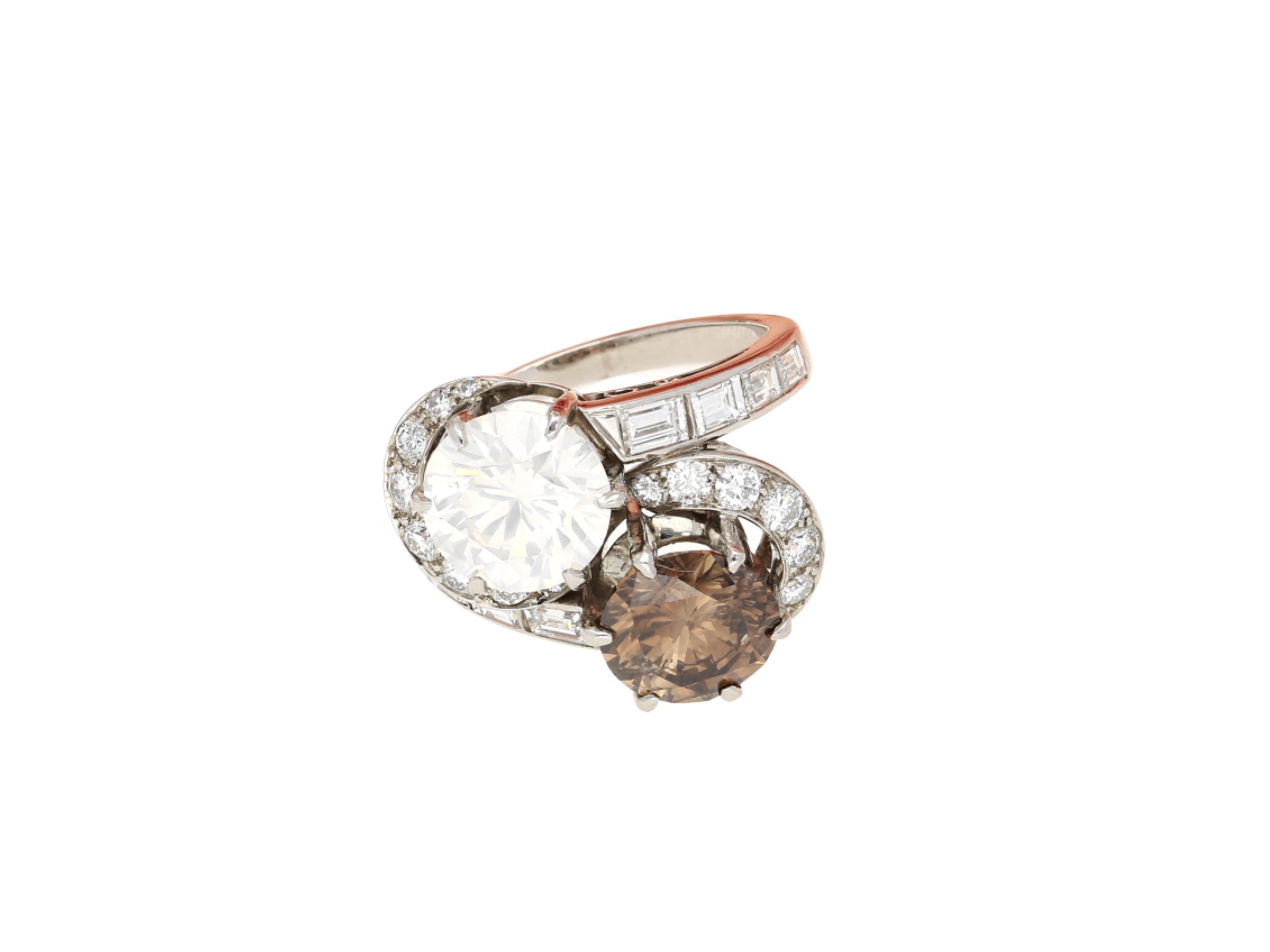 GIA-zertifizierter Toi Et Moi-Ring aus Platin mit weißem und braunem Fancy-Diamant im Rundschliff Damen im Angebot